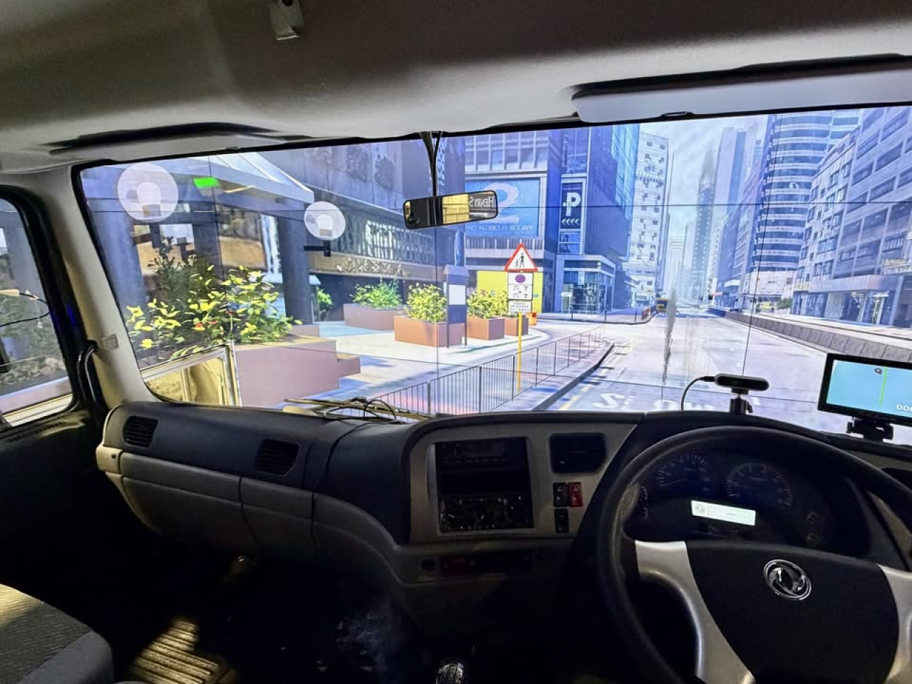 系統採用延展實境（XR）技術，結合人工智能及六自由度動態模擬平台，提供沉浸式的駕駛環境。（運輸署社交網站圖片）