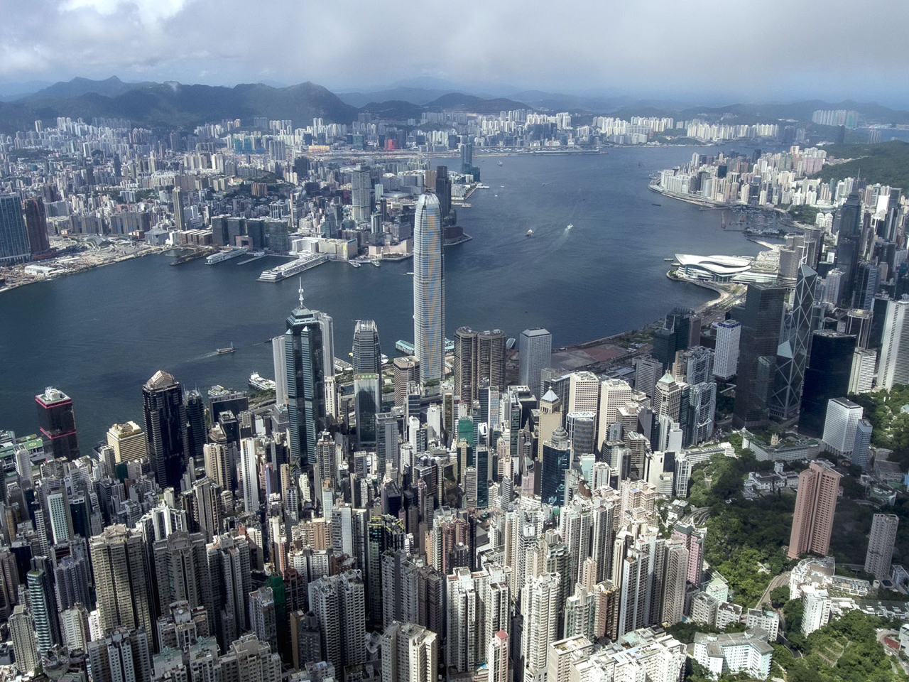 夏寶龍表示，相信特區政府一定會切實履行好當家人和第一責任人的職責，集眾人之智，編制實施好首個五年規劃（新華社）