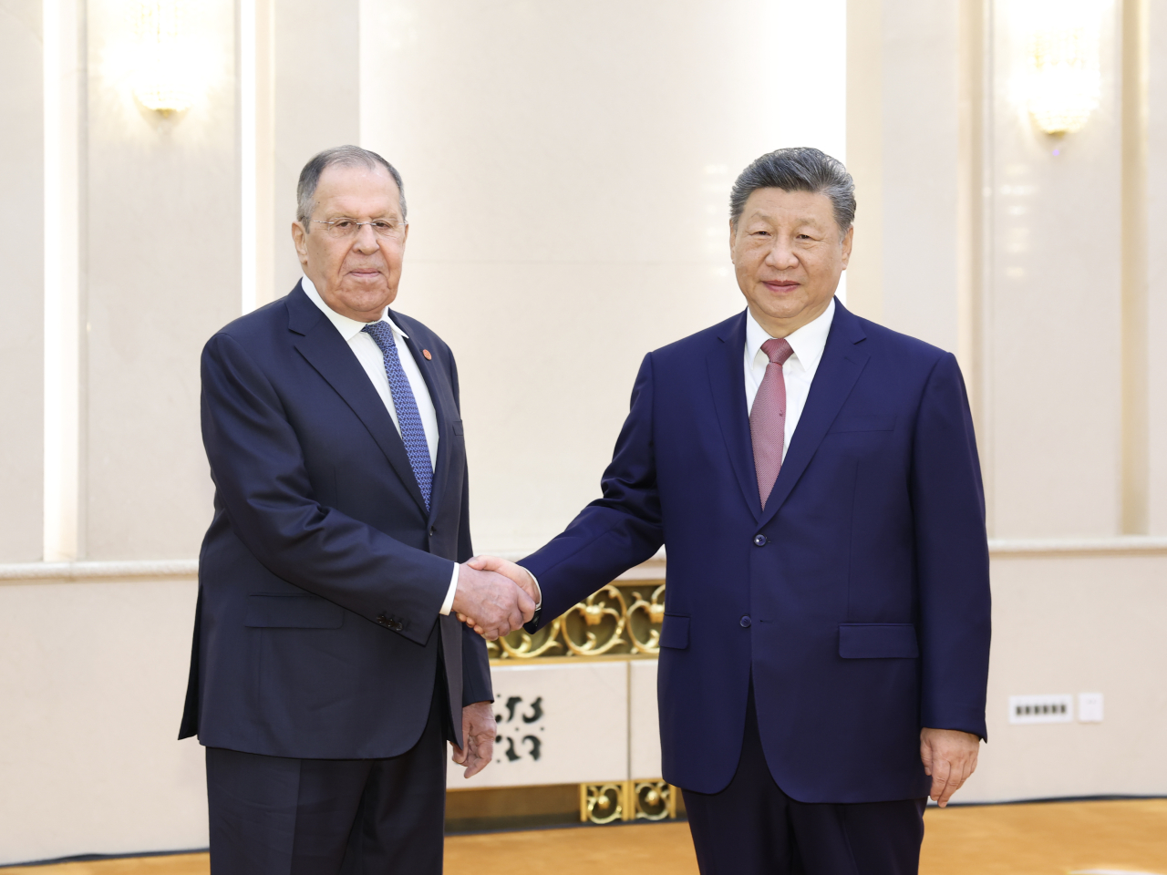 國家主席習近平在北京人民大會堂會見俄羅斯外長拉夫羅夫。（新華社）