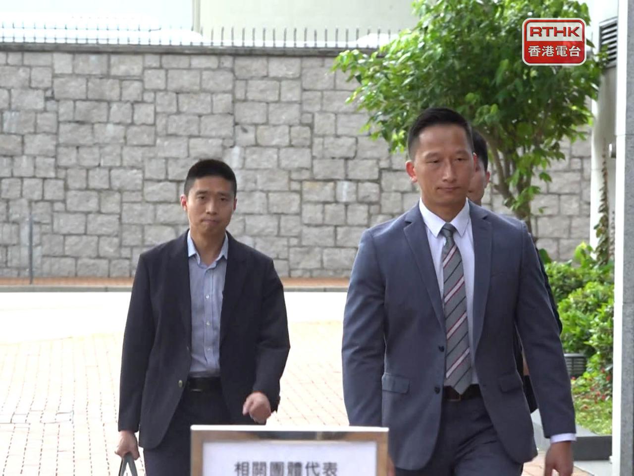 黃思律（右)作供時表示，當日有即時將疏散決定傳達給消防通訊中心同事，並輸入電腦系統。（陳菀禧攝）