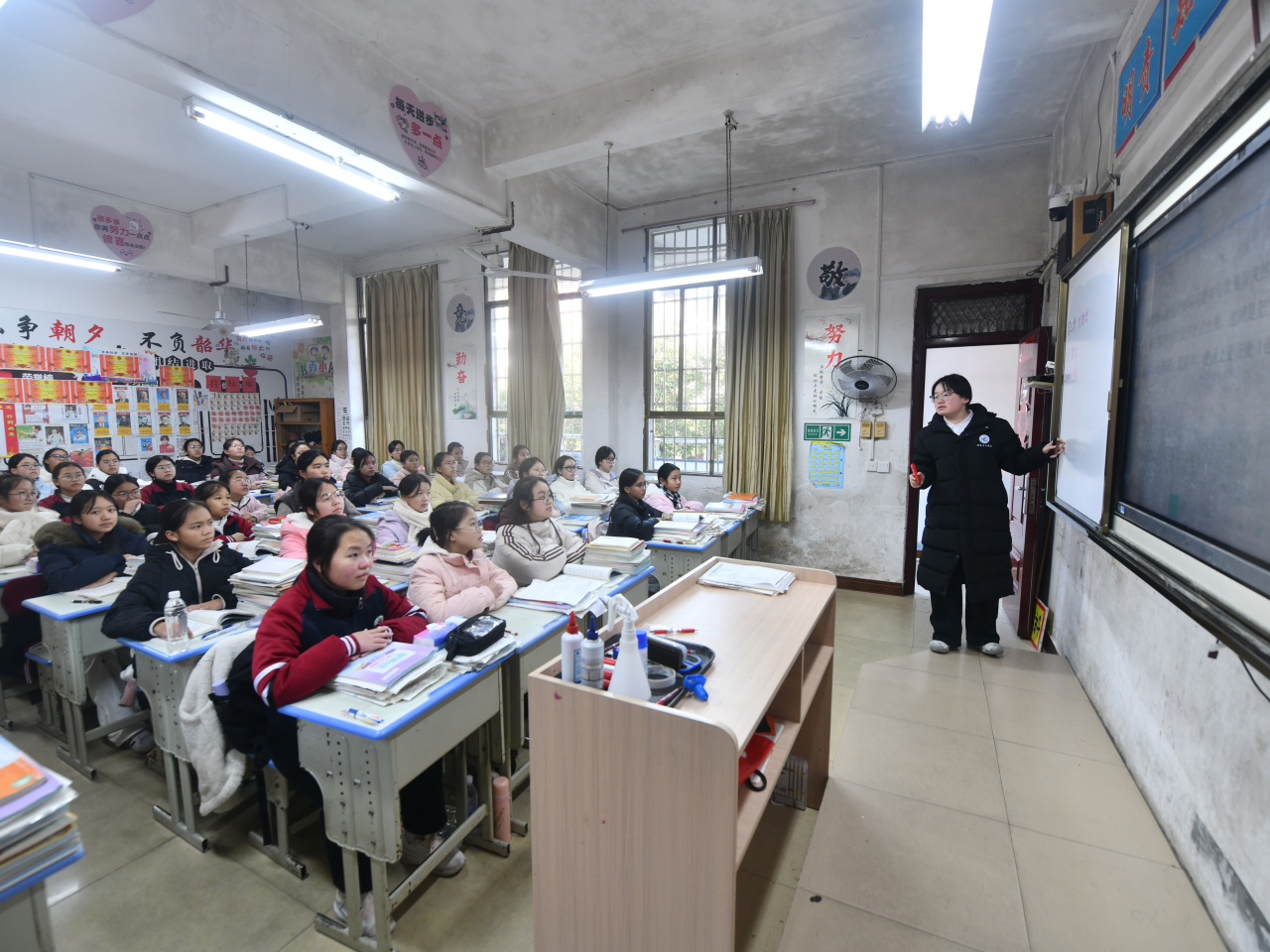 習近平的重要文章提到，希望孩子養成閱讀習慣，亦希望全社會都參與閱讀。（新華社資料圖片）