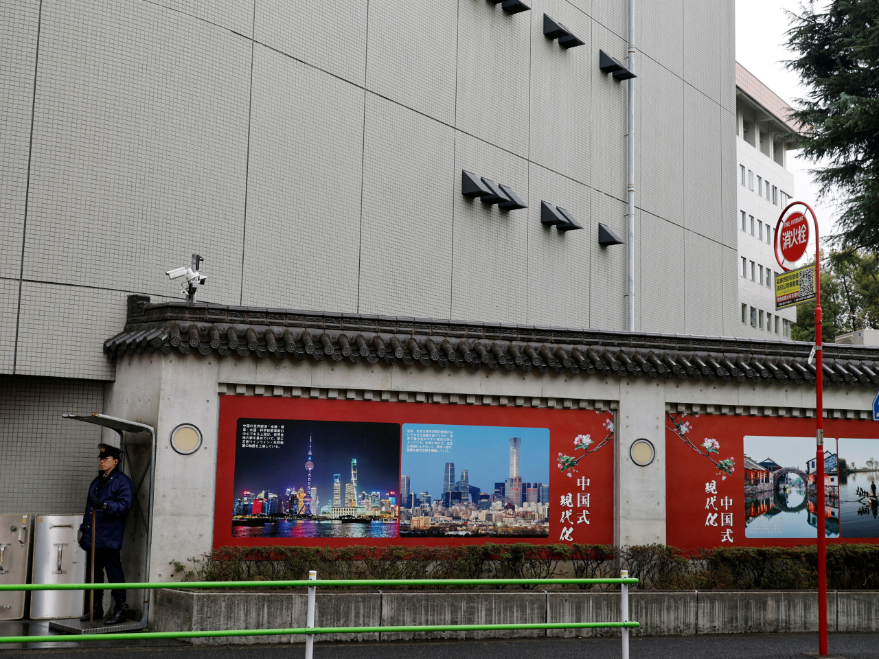 圖為中國駐日本大使館。（路透社資料圖片）