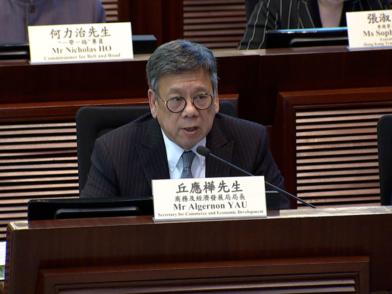 丘應樺指香港有企業正從事遊艇買賣，有意欲推廣銷售，政府有接觸相關機構和展商，引入遊艇方面展覽促成買賣。