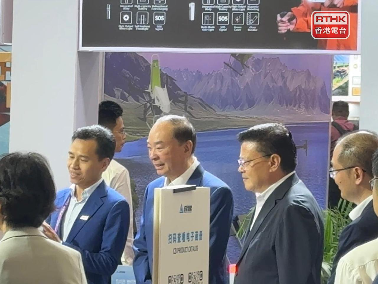 黃坤明（中）勉勵展商主動出擊、積極推介，努力斬獲更多訂單。（任浩鋒攝）