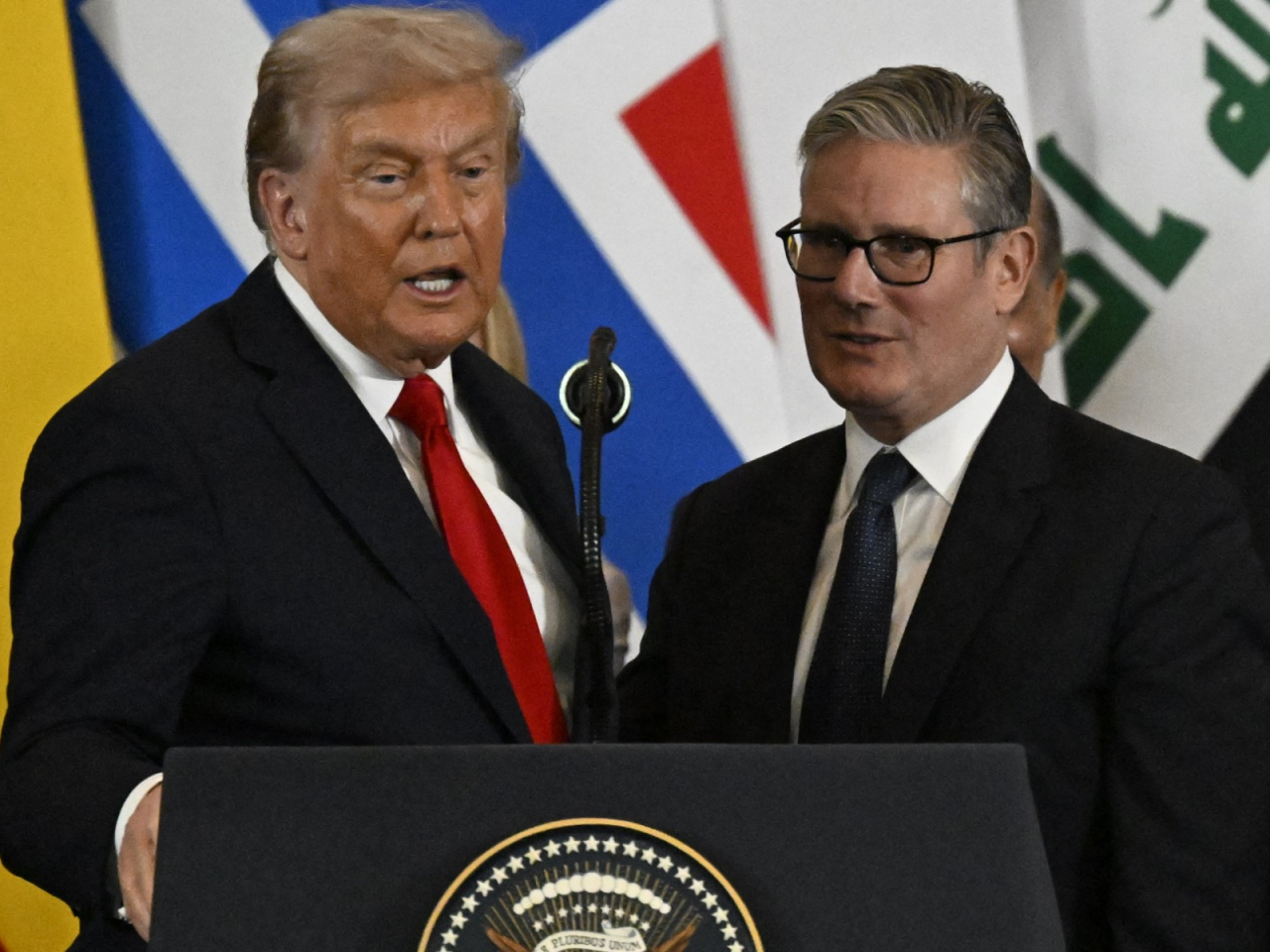 施紀賢（右）就特朗普（左）的言論作出回應。（法新社資料圖片）