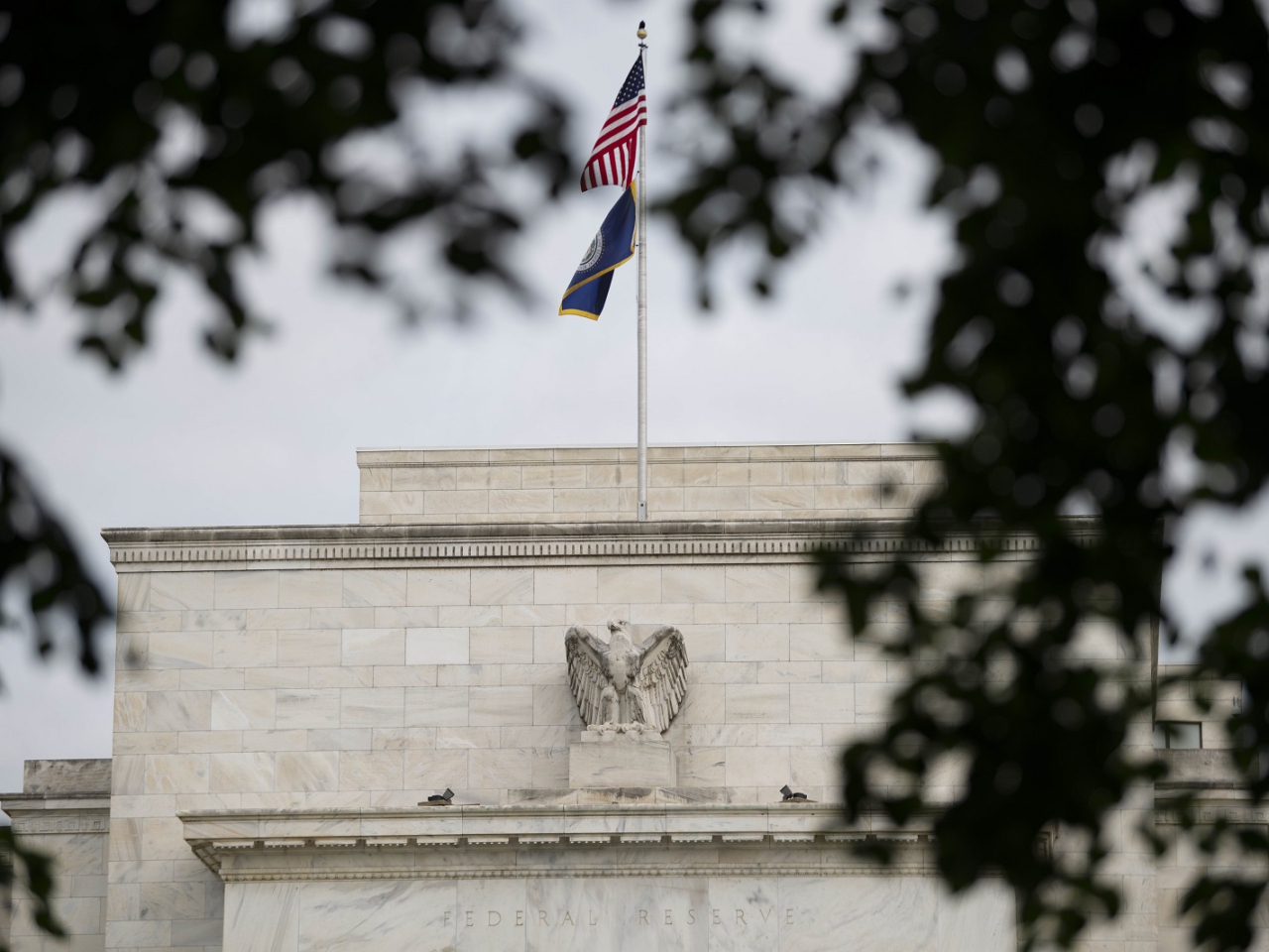 聯儲局發布褐皮書報告顯示，美國大部分地區的經濟活動在近幾星期有所增長，就業情況穩定，但中東局勢緊張令很多企業採取觀望態度。（新華社資料圖片）