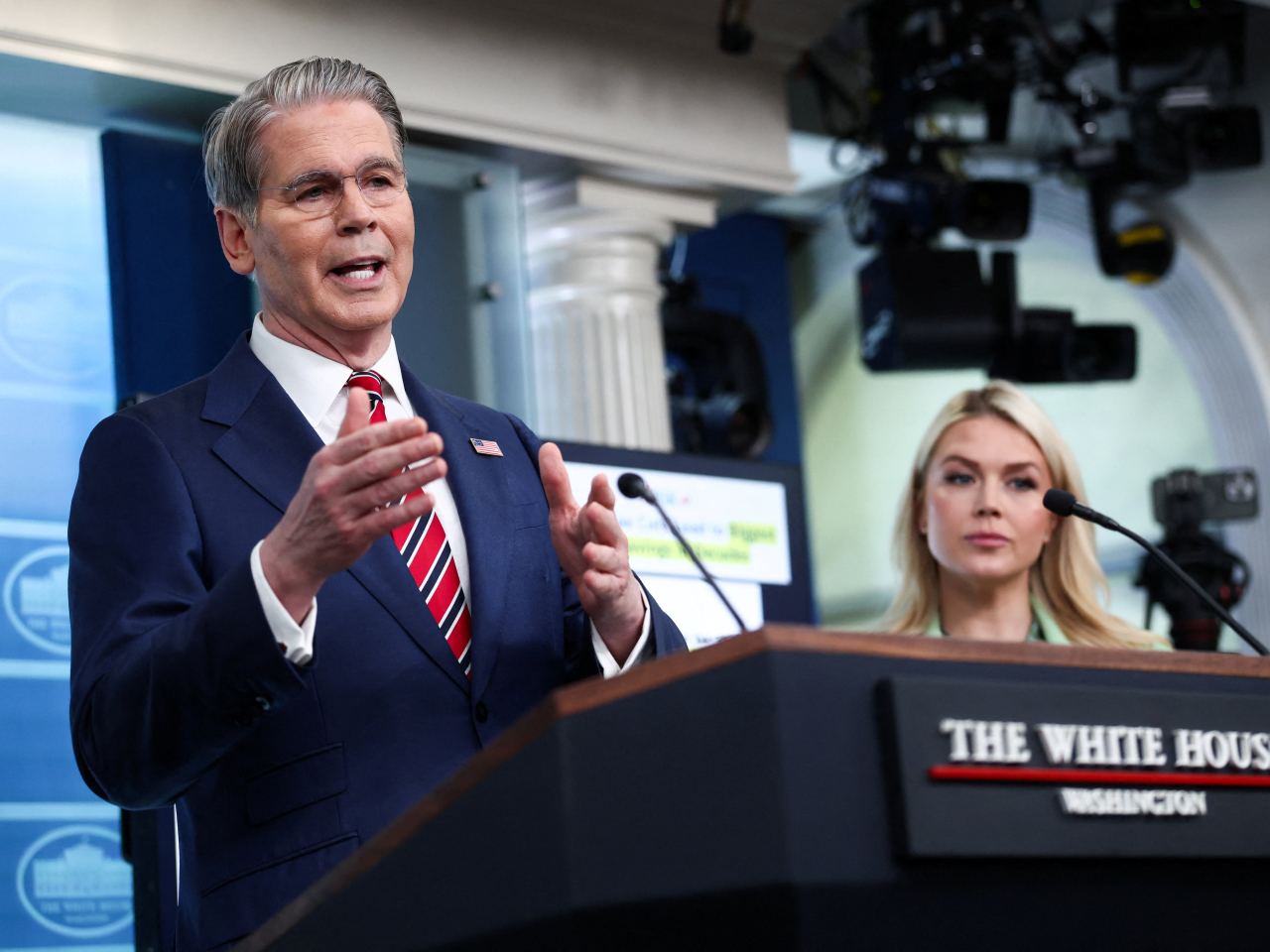 貝森特在白宮對記者表示，美國已經告知各國，如果他們與伊朗有石油或資金往來，將受到二級制裁。（路透社）