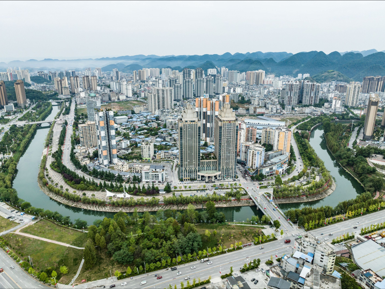 路透根據國家統計局數據測算，內地上月70個大中城市新建住宅售價按年跌3.4%，跌幅創10個月以來最大。（新華社資料圖片）