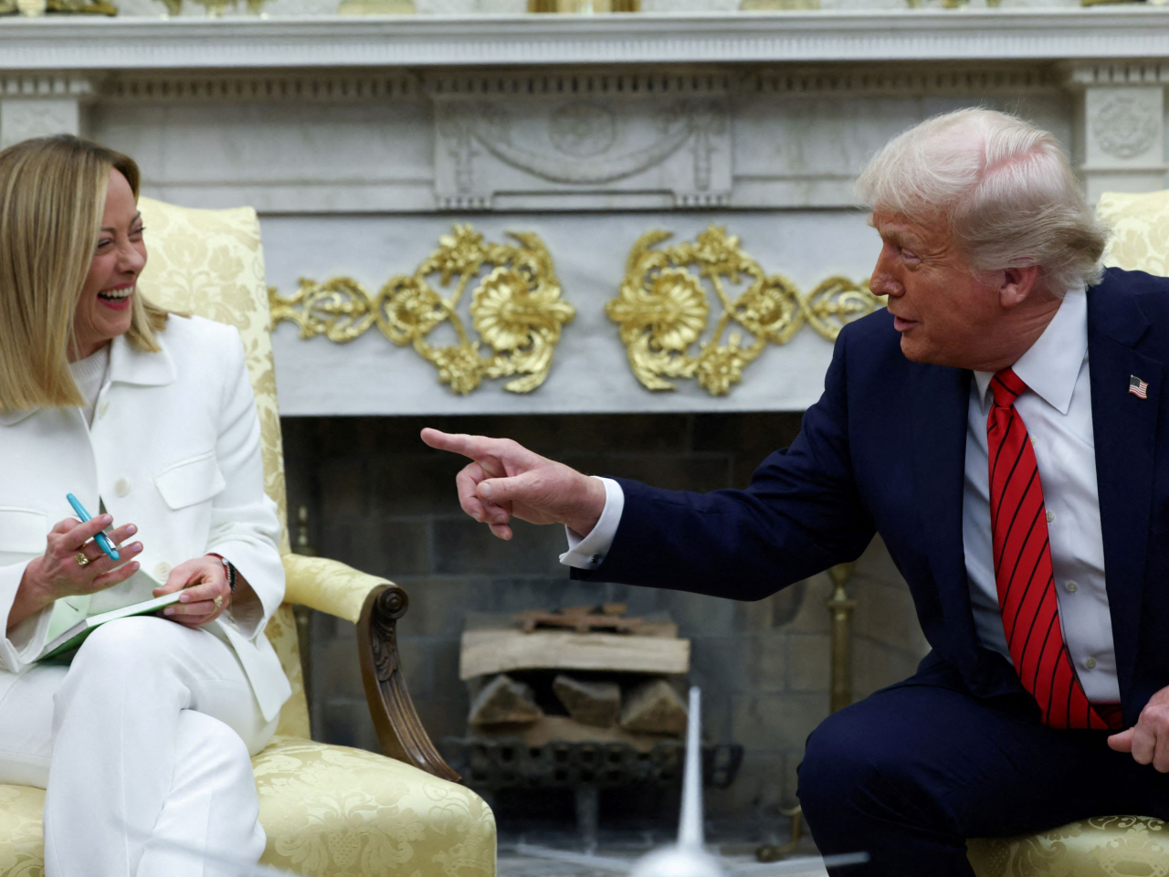 意大利總理梅洛尼(左)去年四月曾到美國白宮與總統特朗普會面，兩人當時在傳媒面前談笑風生。(路透社資料圖片)