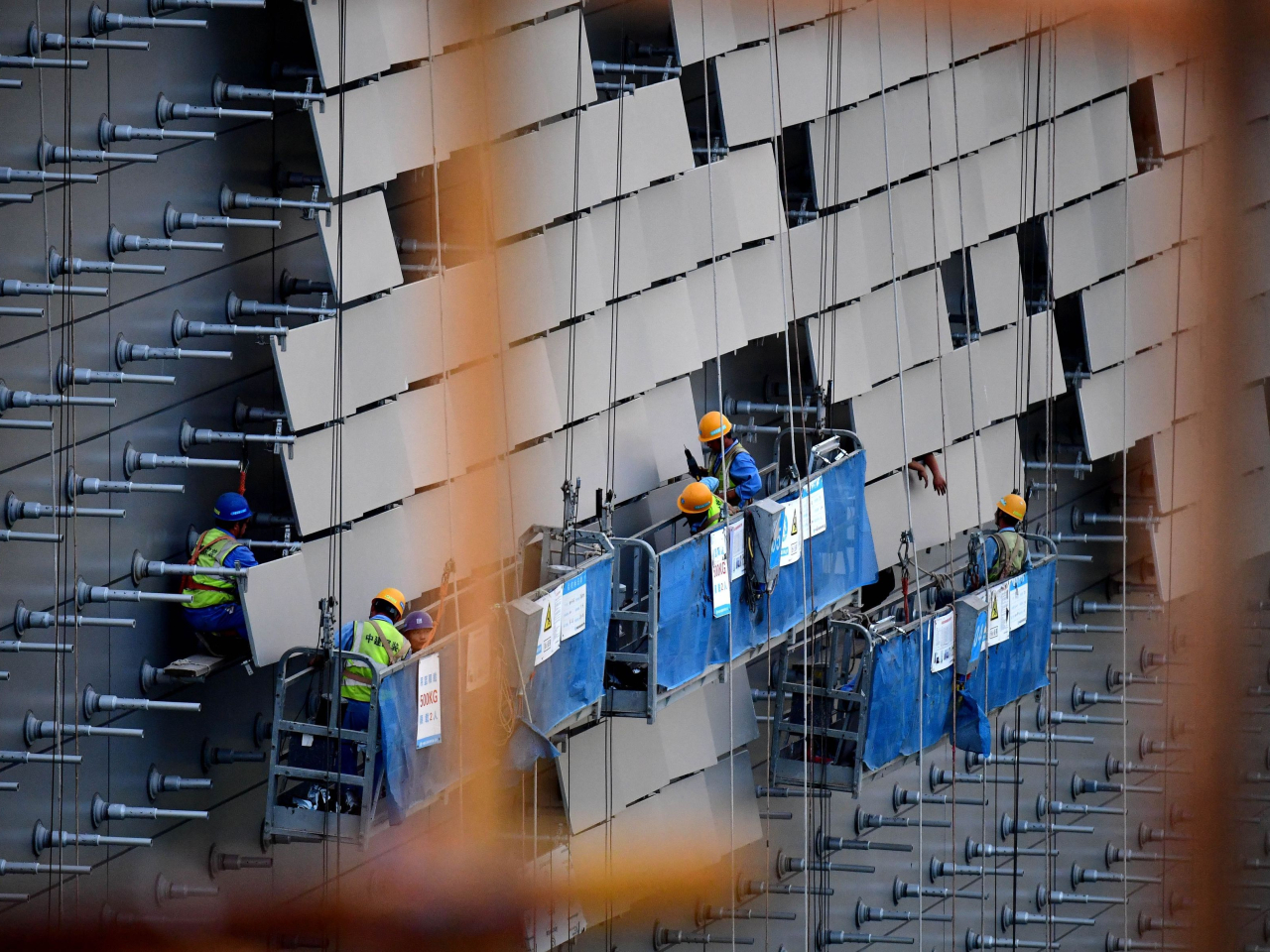 內地首季固定資產投資按年轉為增長1.7%，工業和零售增長亦加快。（港台圖片）