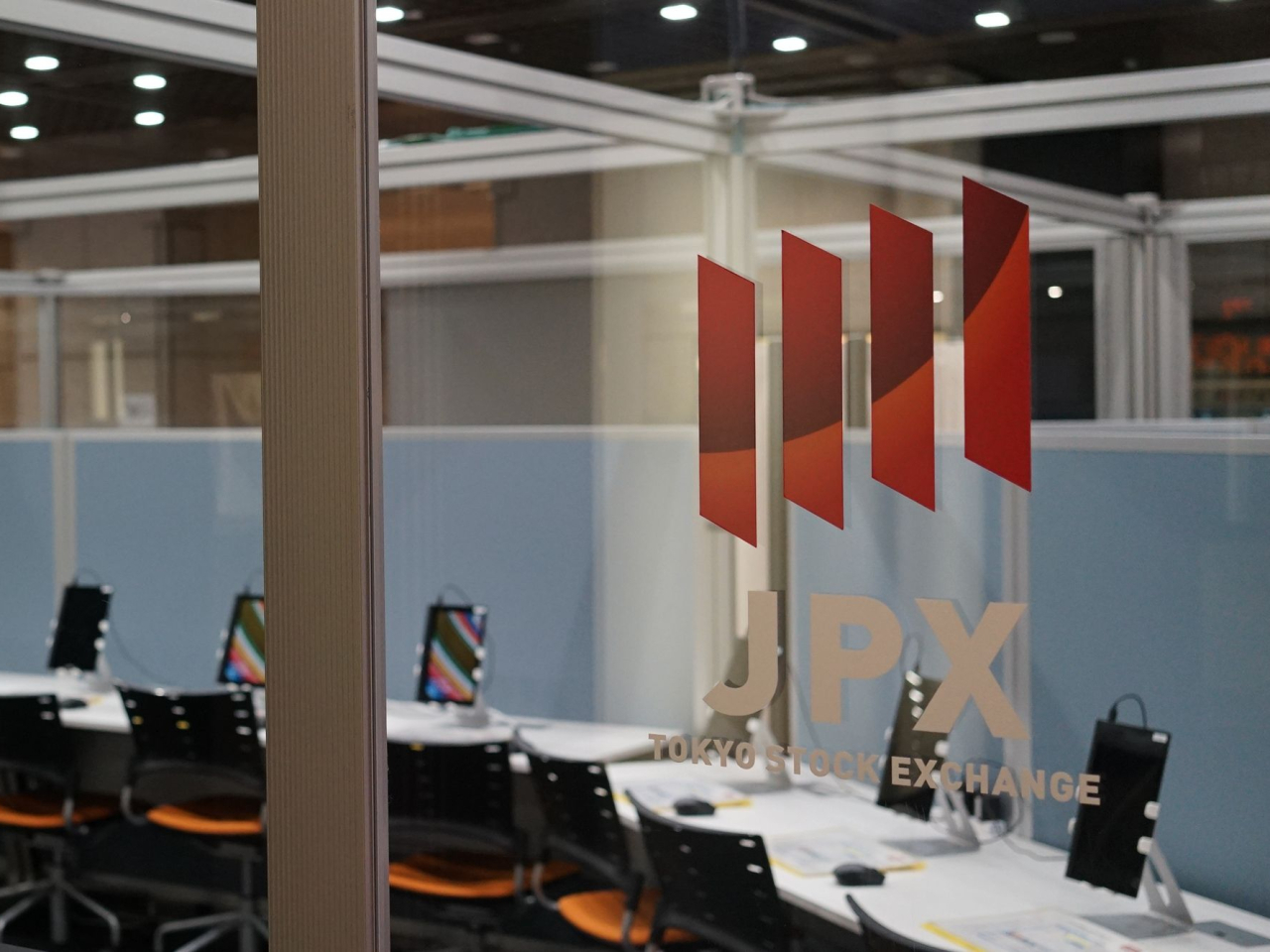 日經指數半日升1415點，報59549點，升幅2.43%。 （交易所圖片）