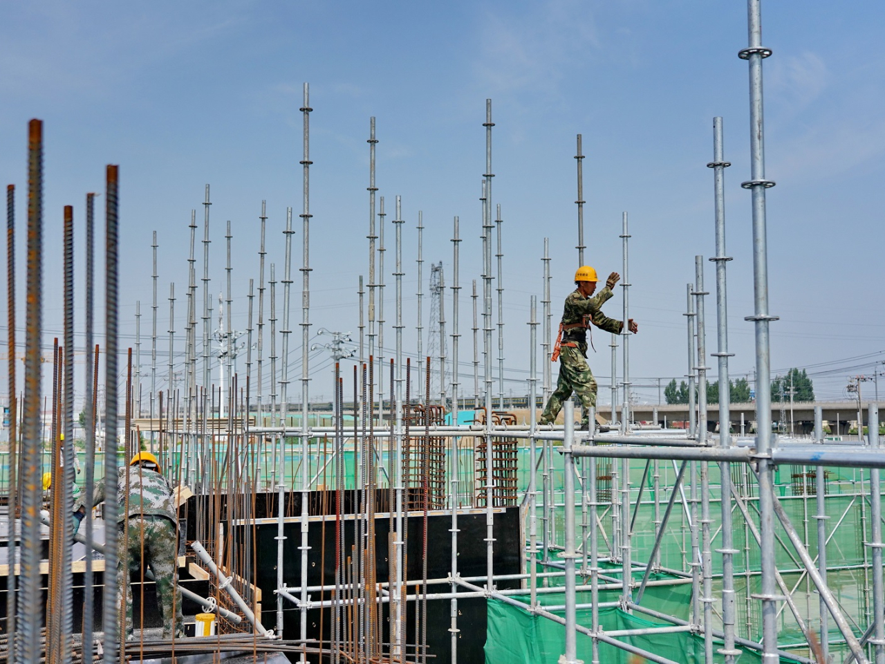 國家統計局表示，首季全國房地產開發投資按年跌11.2%，較首兩月擴大0.1個百分點。（新華社資料圖片）