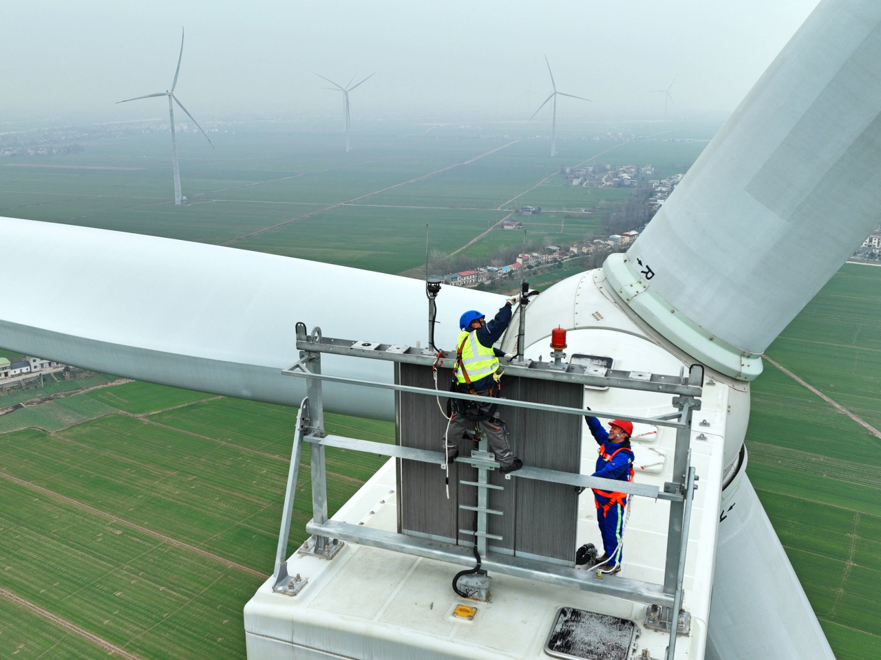 卓亮稱中國能源多元，並不完全依賴石油，油價上升對中國經濟的直接影響較小。（新華社資料圖片）