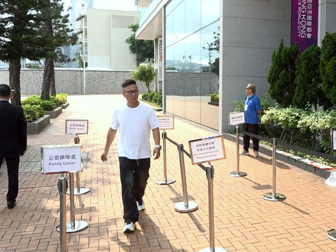 戴自文表示，母親曾在前法團顧問、區議員黃碧嬌的街站填報申請政府資助，期間被要求填寫授權票。（梁禎祥攝）