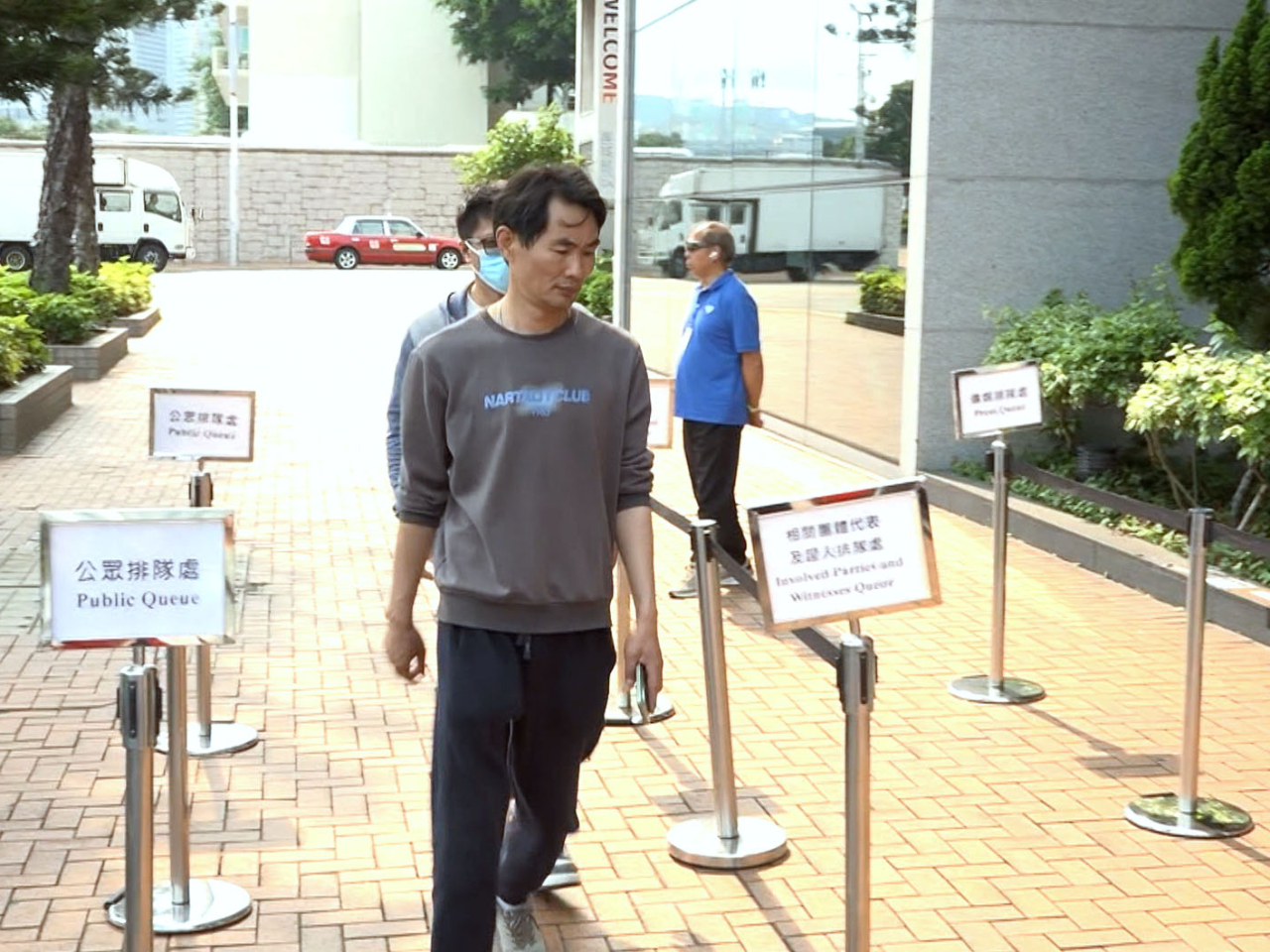 張明海確認，宏業一開始是提供鋁塑板作「生口門」，但後來安裝幾次都破損。（梁禎祥攝）