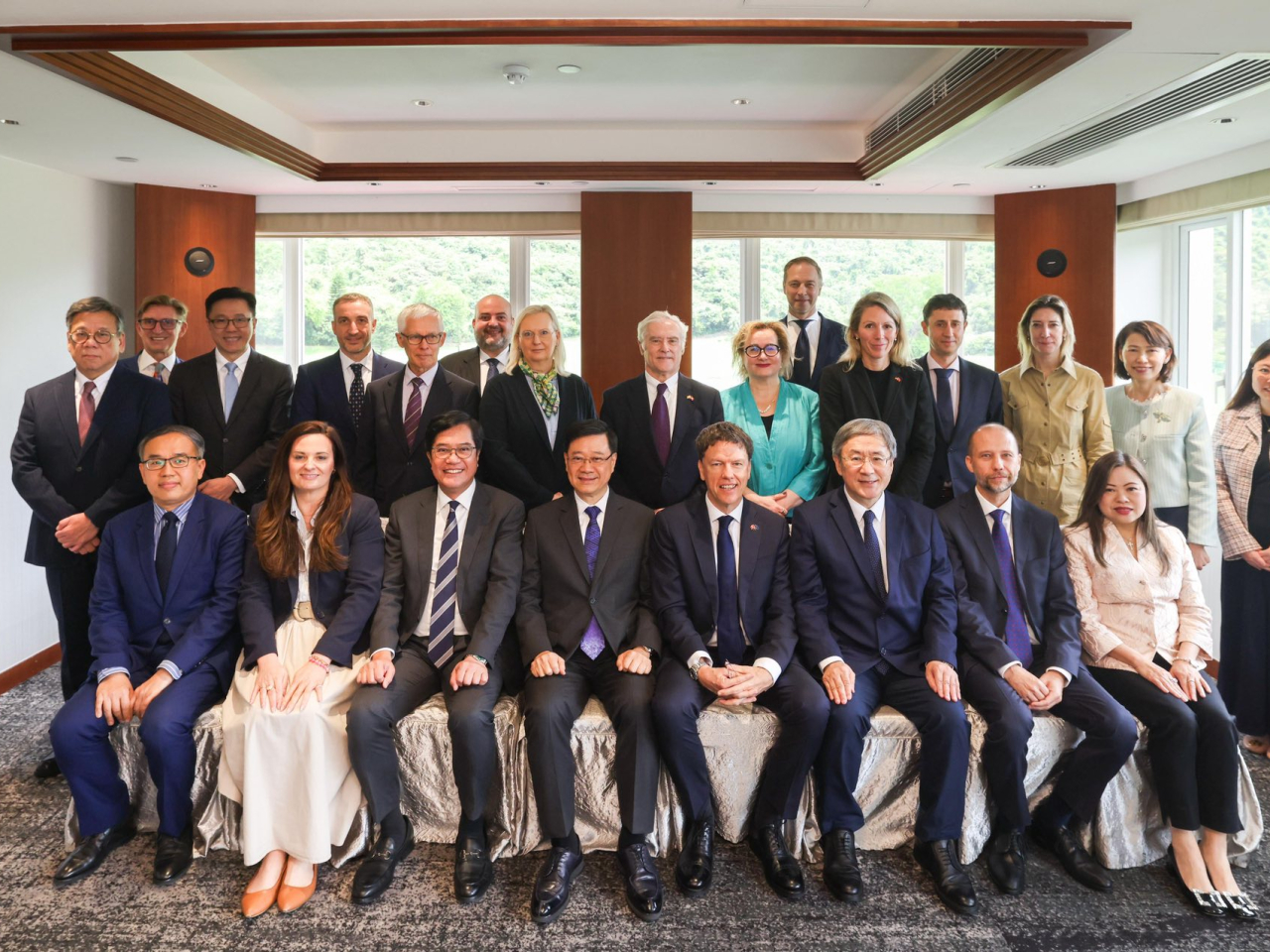 李家超聯同多名司局長，與歐盟駐香港辦事處主任及眾多歐盟成員國駐港總領事午餐。（李家超社交專頁）