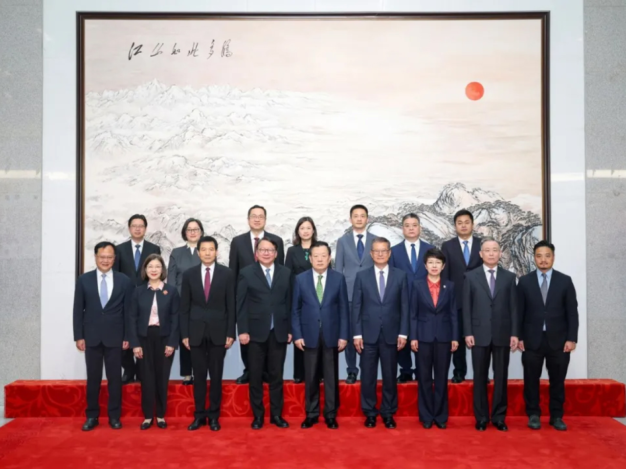 夏寶龍會見特區政府官員。（港澳辦）