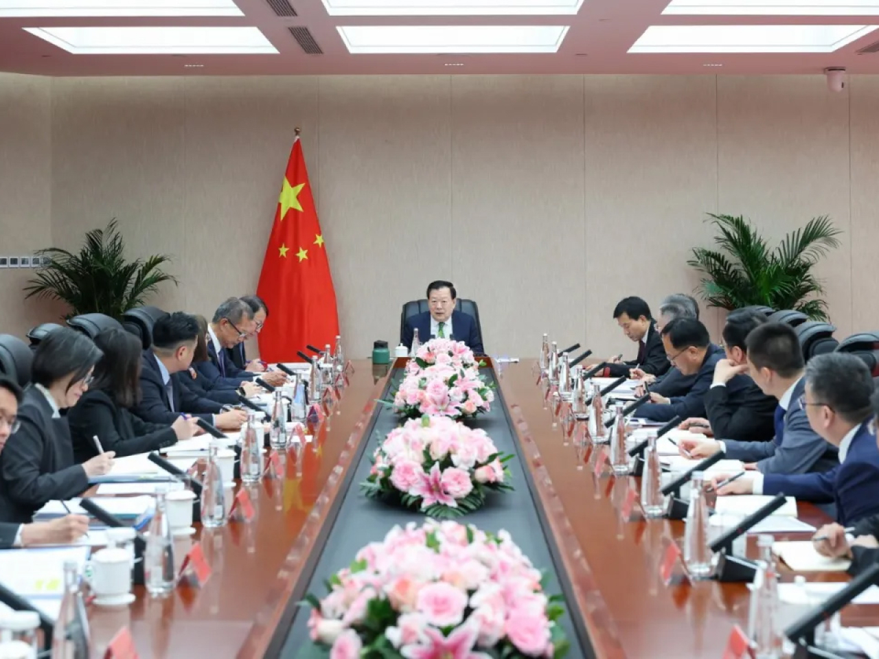 會面就香港主動對接國家「十五五」規劃、融入和服務國家發展大局座談交流。（港澳辦）