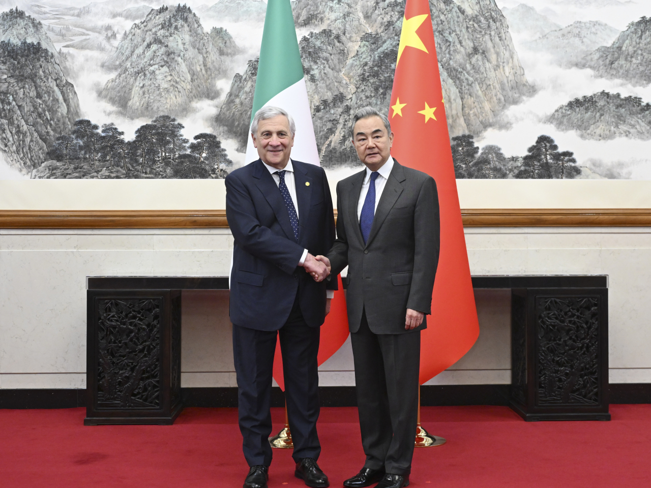 王毅（右）在北京會見塔亞尼（左）。（新華社）