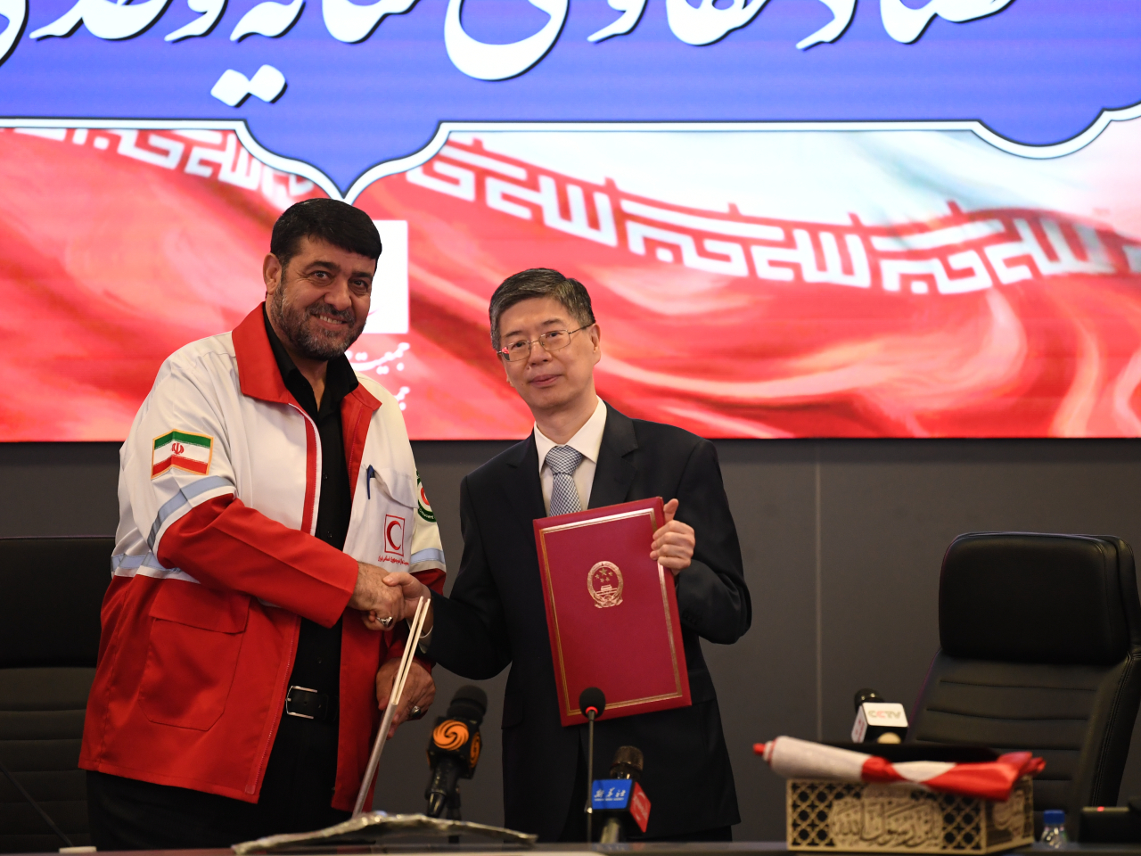 叢培武同科利萬德簽署中國向伊朗提供緊急人道主義援助項目政府間交接證書。（新華社）