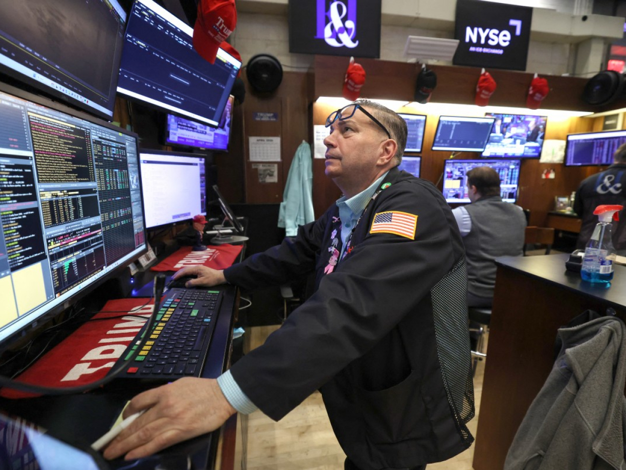 納指收市報24102點，升86點，升幅近0.4%，連升12個交易日，創2009年7月以來最長連升紀錄。（法新社）