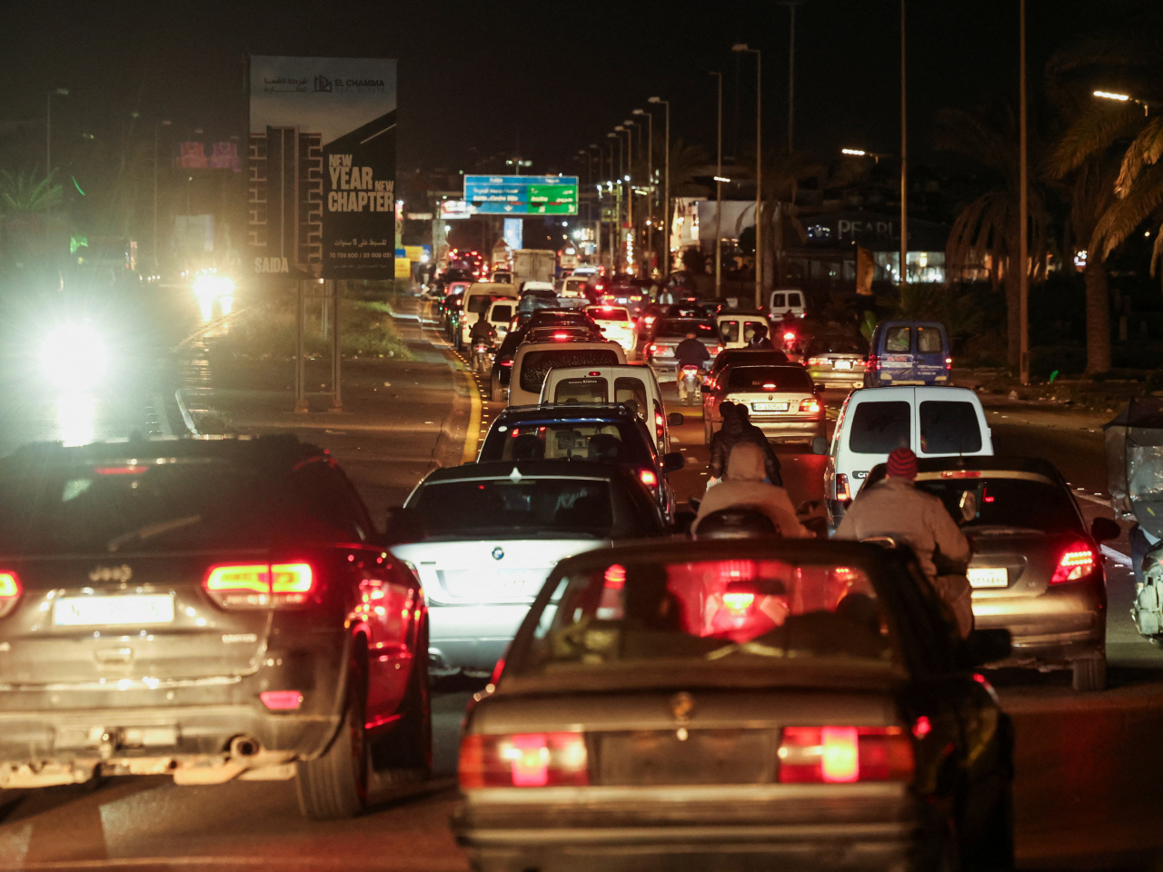 停火協議生效後，部分人駕駛車輛返回黎巴嫩南部的家園。（路透社）