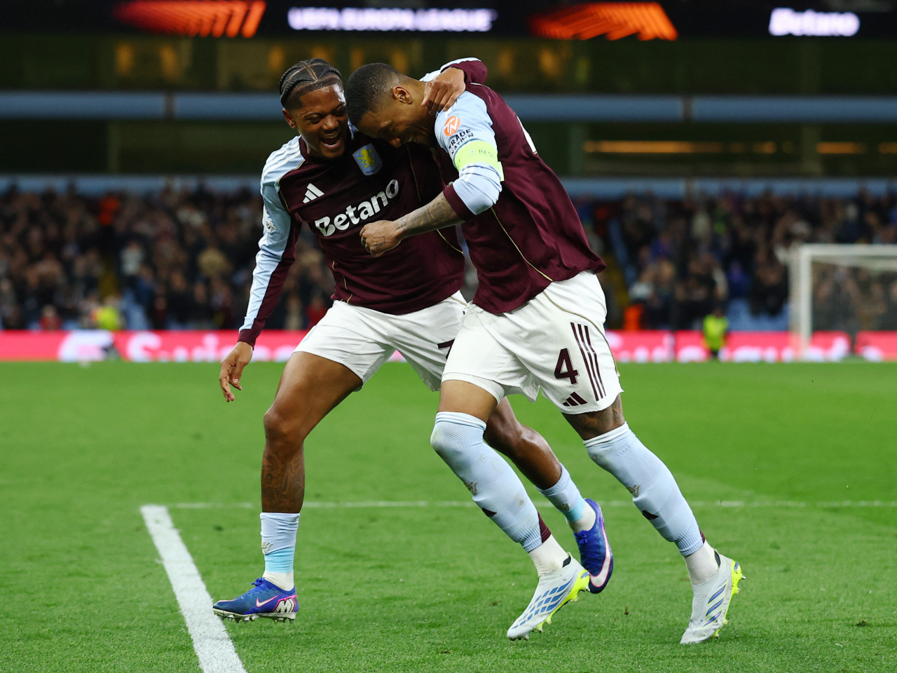 干沙與隊友慶祝入球。（路透社）