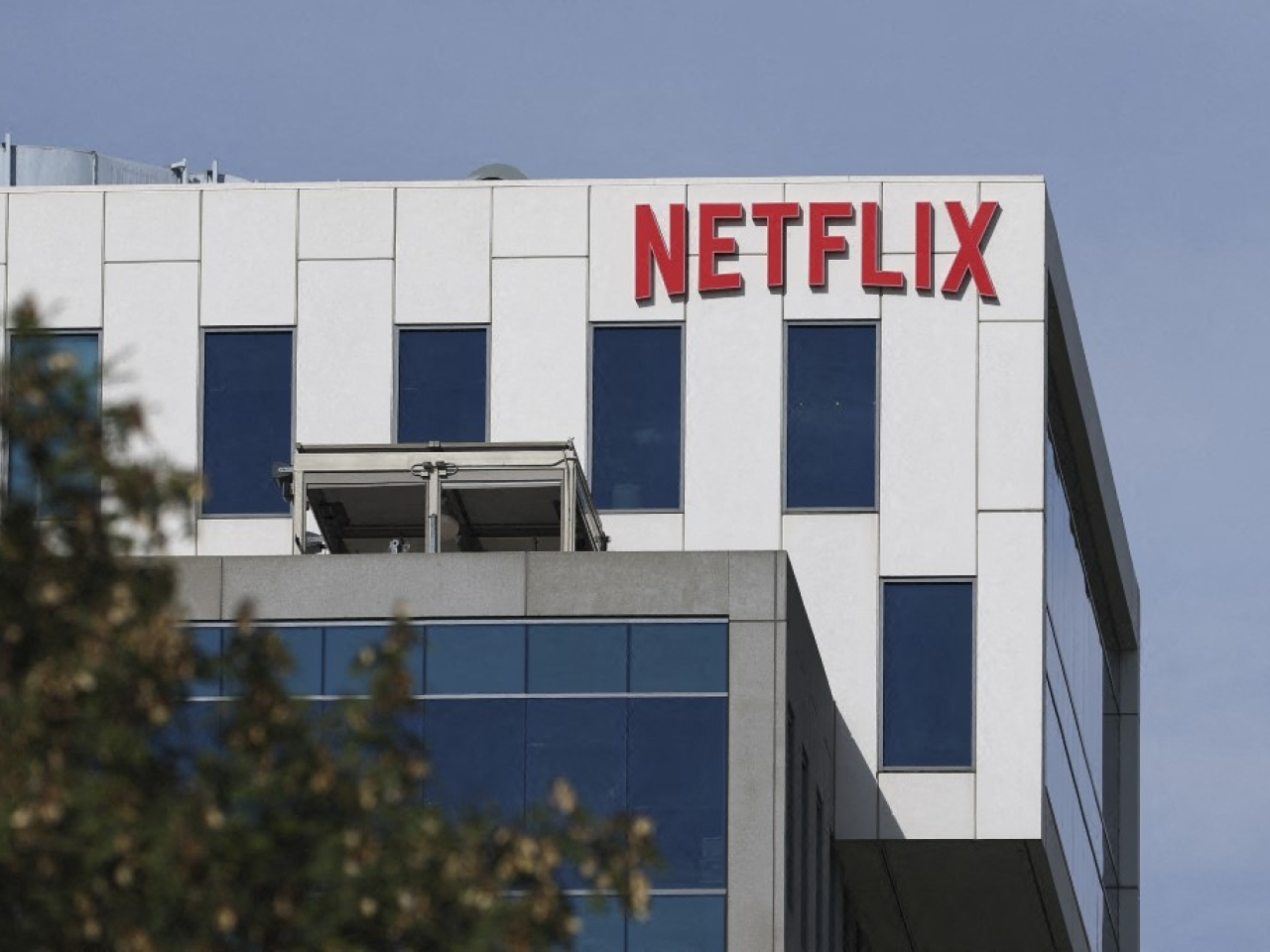 Netflix本季業績指引遜預期，加上聯合創辦人兼董事長哈斯廷斯卸任，公司股價在美股收市後延長交易時段跌約10%。（法新社資料圖片）