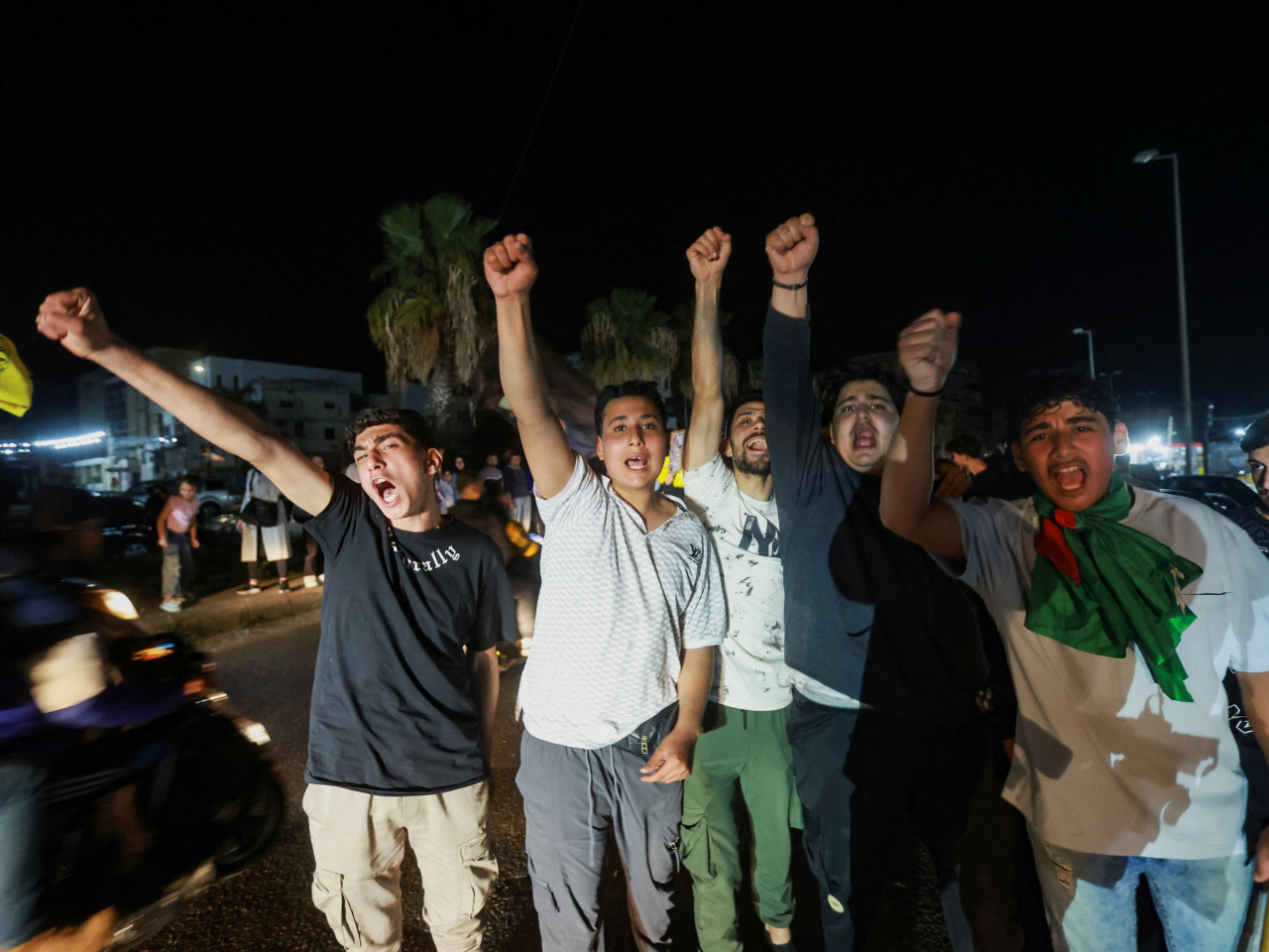 停火生效後，黎巴嫩南部城市賽達有民眾上街慶祝。（路透社）
