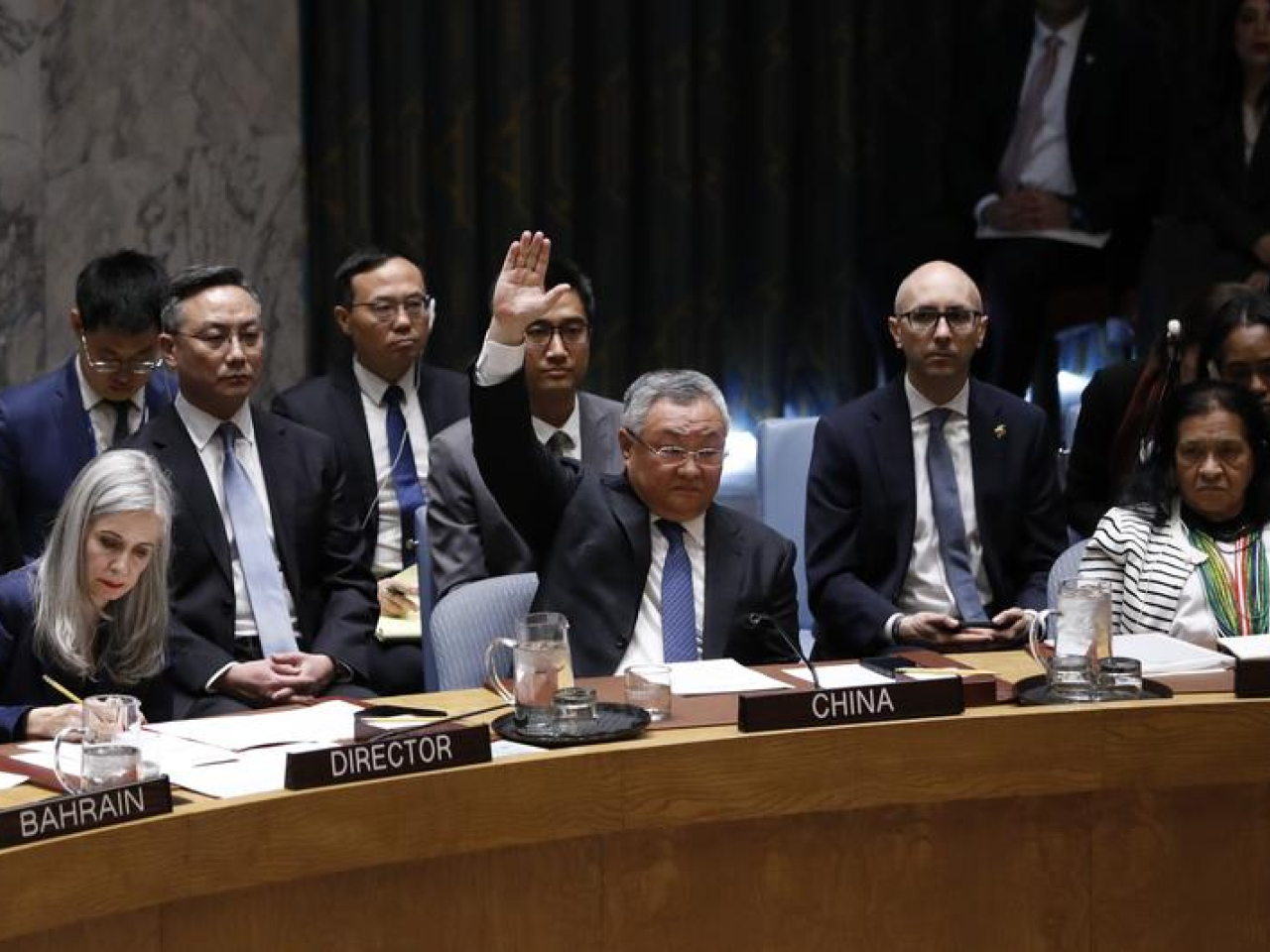 傅聰（前排中）上星期在安理會就一項涉及霍爾木茲海峽的決議草案進行表決時投反對票。（新華社資料圖片）