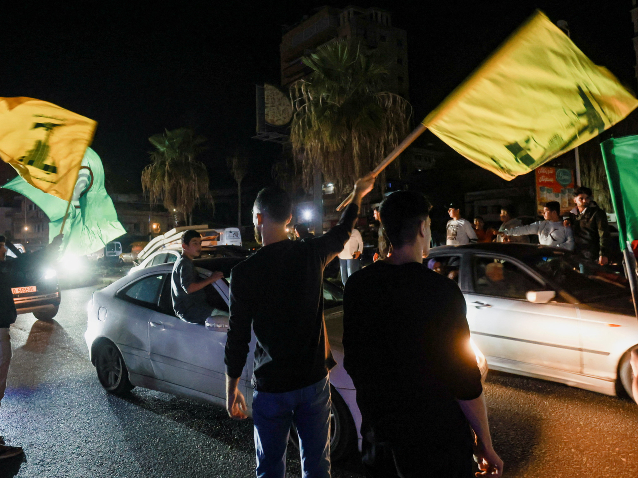 停火生效後，黎巴嫩南部城市賽達有民眾上街慶祝。（路透社）