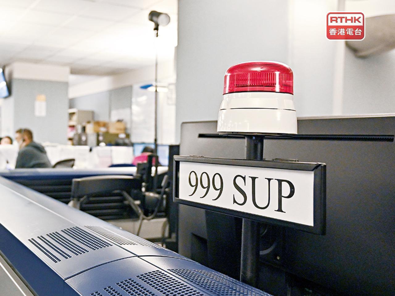 現時999報案中心，警隊共有200多條電話線可用，消防暫有30條線。鄧炳強表示，消防可用的線路將逐步增加超過一倍至近70條線。（港台圖片）