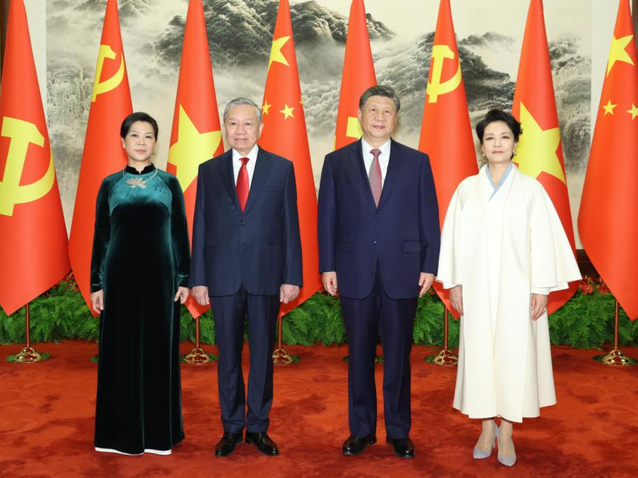 President Xi Jinping hosts his Vietnamese counterpart To Lam in a ceremony at the Great Hall of the People in Beijing, flanked by their wives. Photo: Xinhua