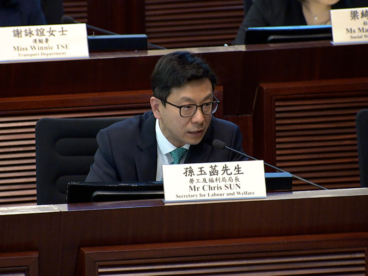 孫玉菡下午出席立法會財務委員會特別會議前見傳媒強調，社署給一戶一社工的指示是全力協助居民。