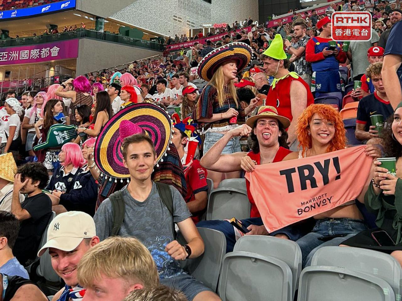 氣氛最熱烈的南看台，不少觀眾悉心打扮，穿上奇裝異服。（林漢山攝）