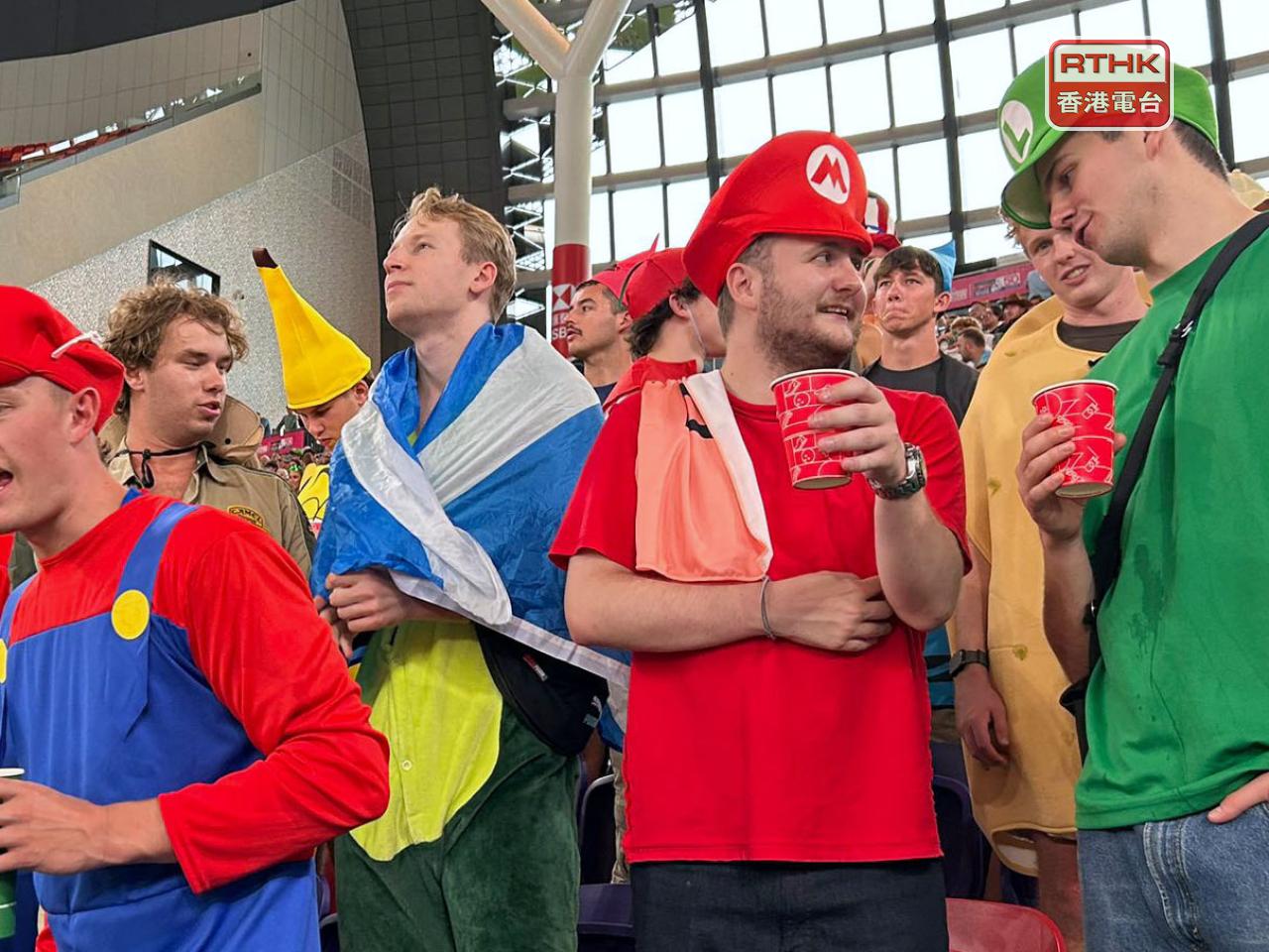 賽事第二年在啟德體育園主場館舉行，氣氛最熱烈的南看台，不少觀眾悉心打扮，穿上奇裝異服。（林漢山攝）