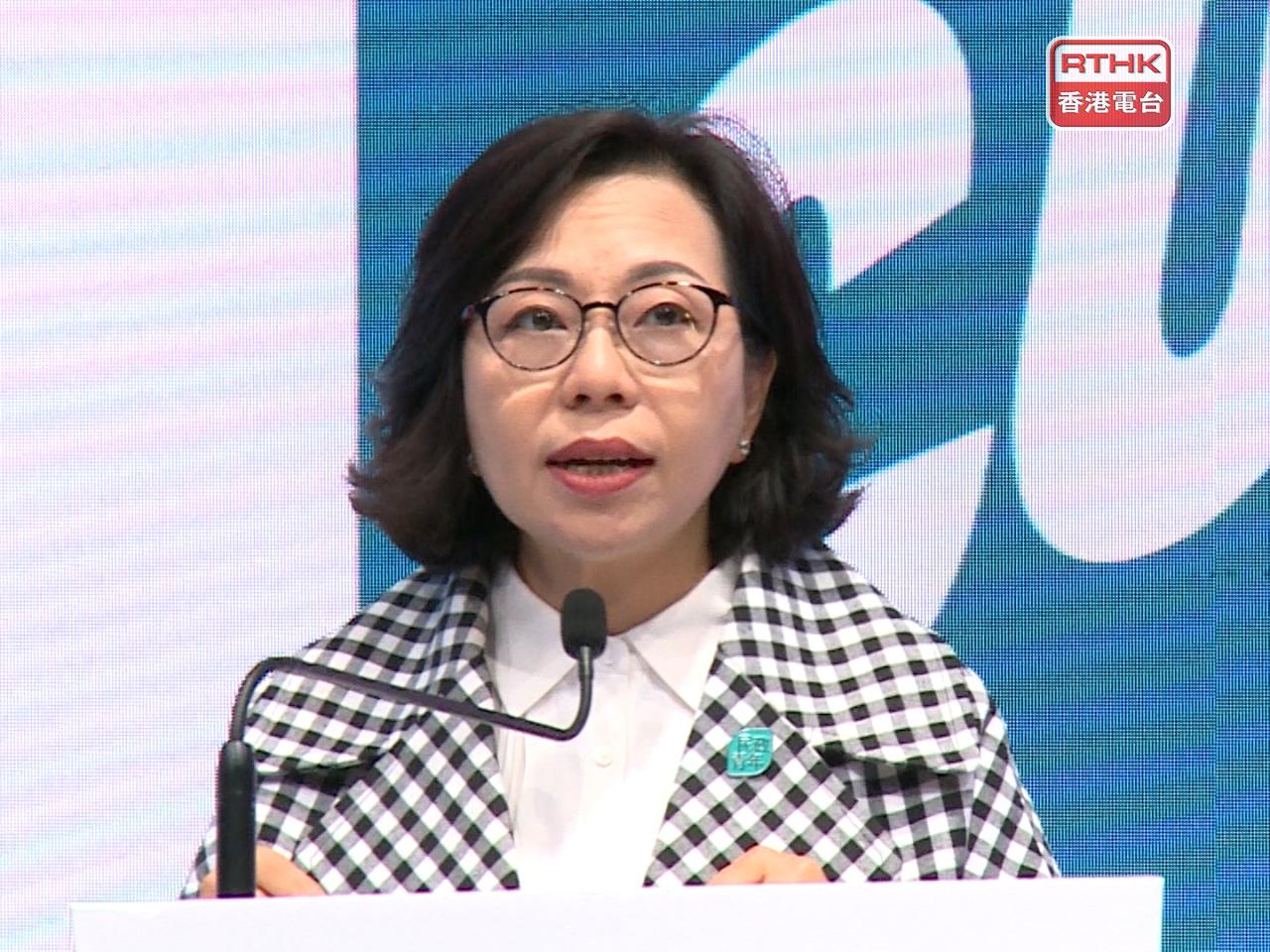 麥美娟透露，空間改造計劃的第二階段將於青年廣場一樓平台展開，預計今年年底前完成。（張連登攝）