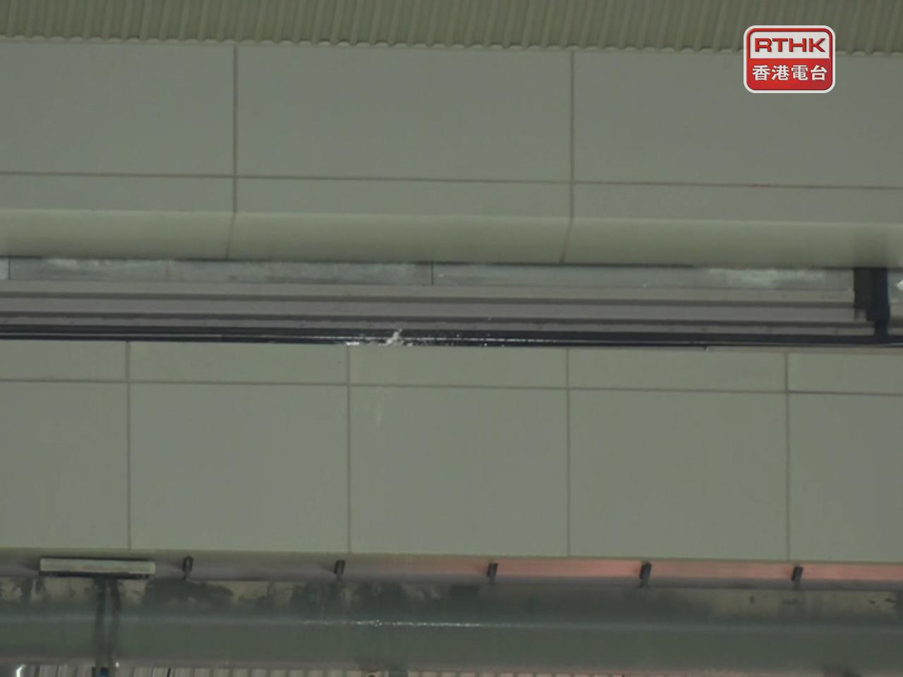 啟德體育園主場館今日舉行香港國際七人欖球賽，下午一度出現滲水。（鍾家銘攝）