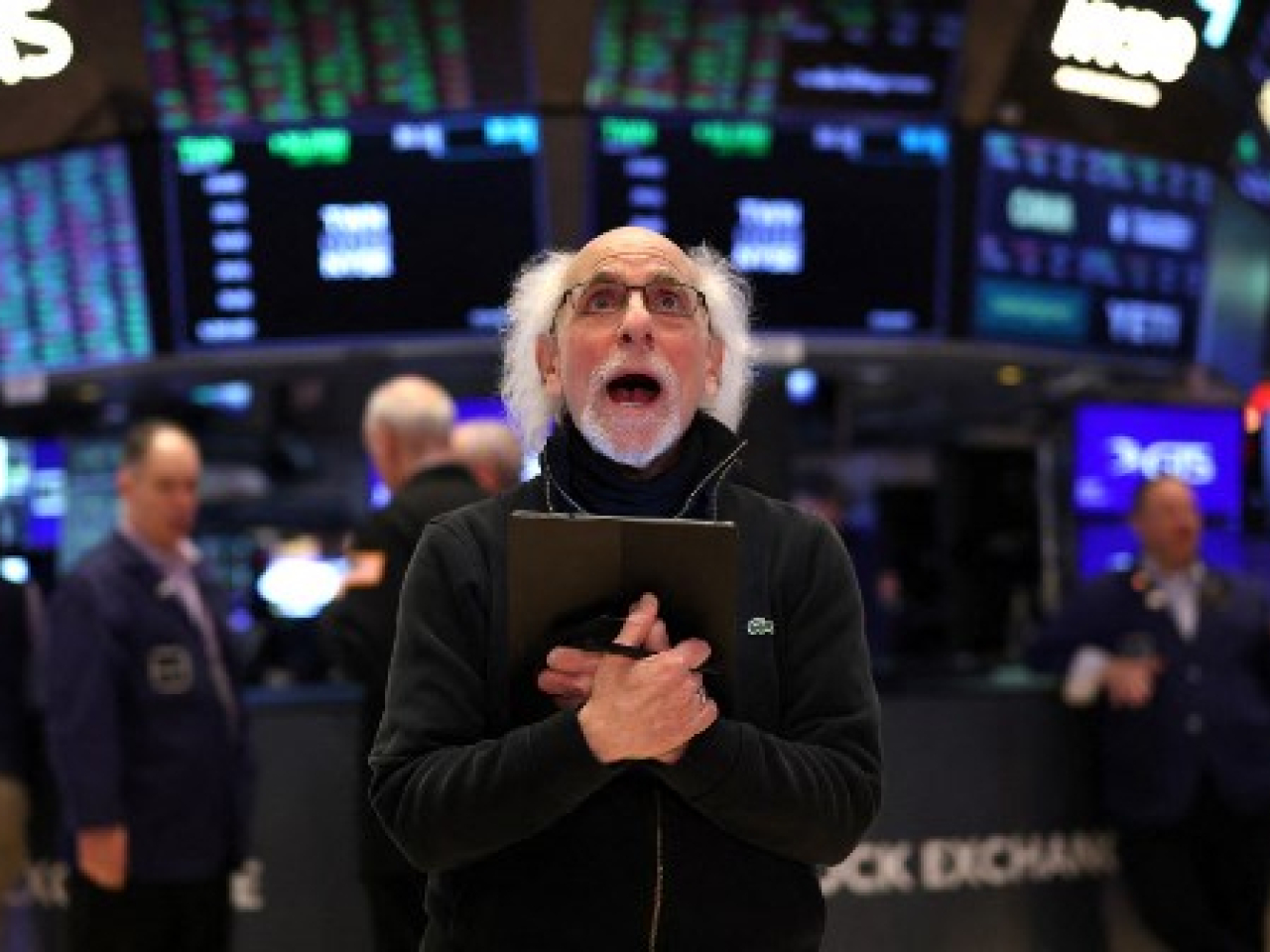 道指升幅擴大至逾千點，納指升超過1.5%。（法新社資料圖片）