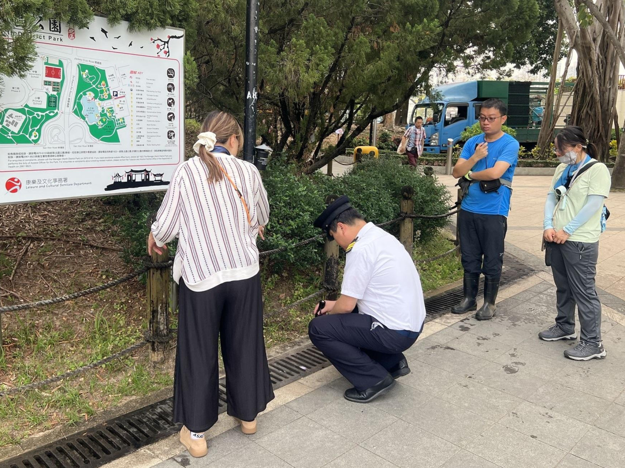 食環署人員巡視上水一個公園，向場地負責人提供防控蚊患的技術建議。（政府新聞處圖片）