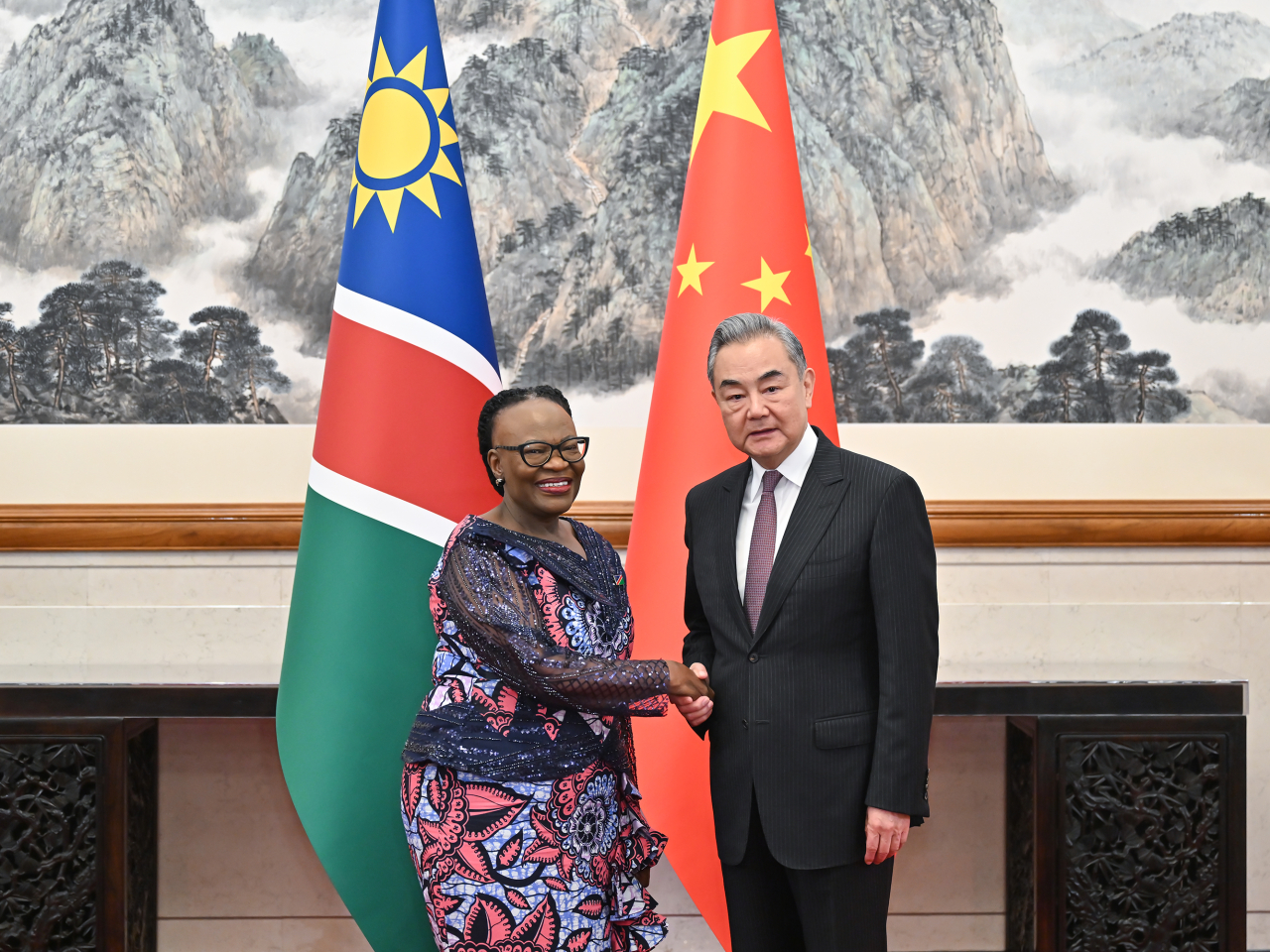 王毅（右）昨日在北京同穆薩維伊（左）會談。（新華社）