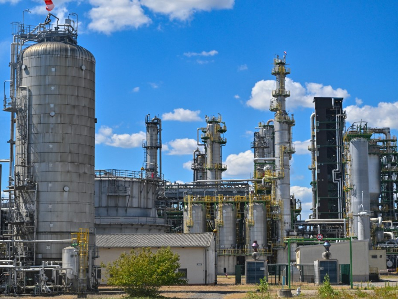 倫敦布蘭特期油收市跌近9.1%，紐約期油跌11.4%，伊朗表示，在黎巴嫩與以色列停火期間，對所有商船開放霍爾木茲海峽。（法新社資料圖片）