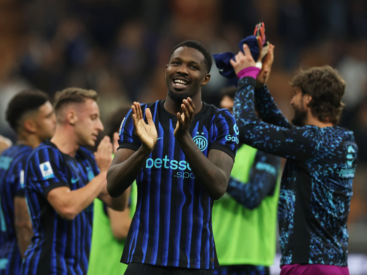 馬古斯杜林在賽後慶祝球隊獲勝。（路透社）