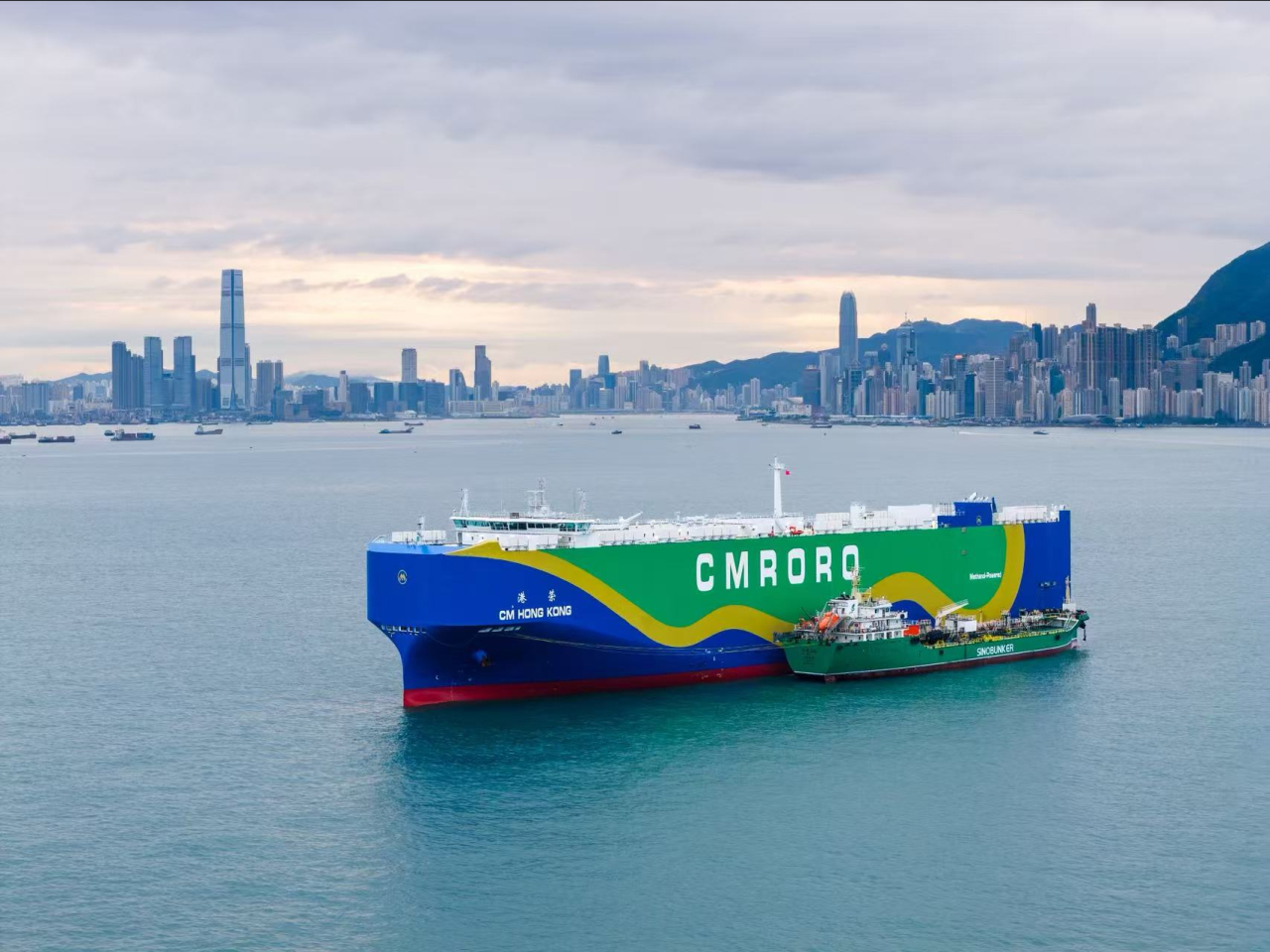 全球第一艘甲醇雙燃料動力滾裝船並在香港註冊的「港榮」輪，三月初在錨地接受全港首次綠醇加注。該次作用使用的綠醇由湛江生產基地提供。(陳美寶網誌圖片)