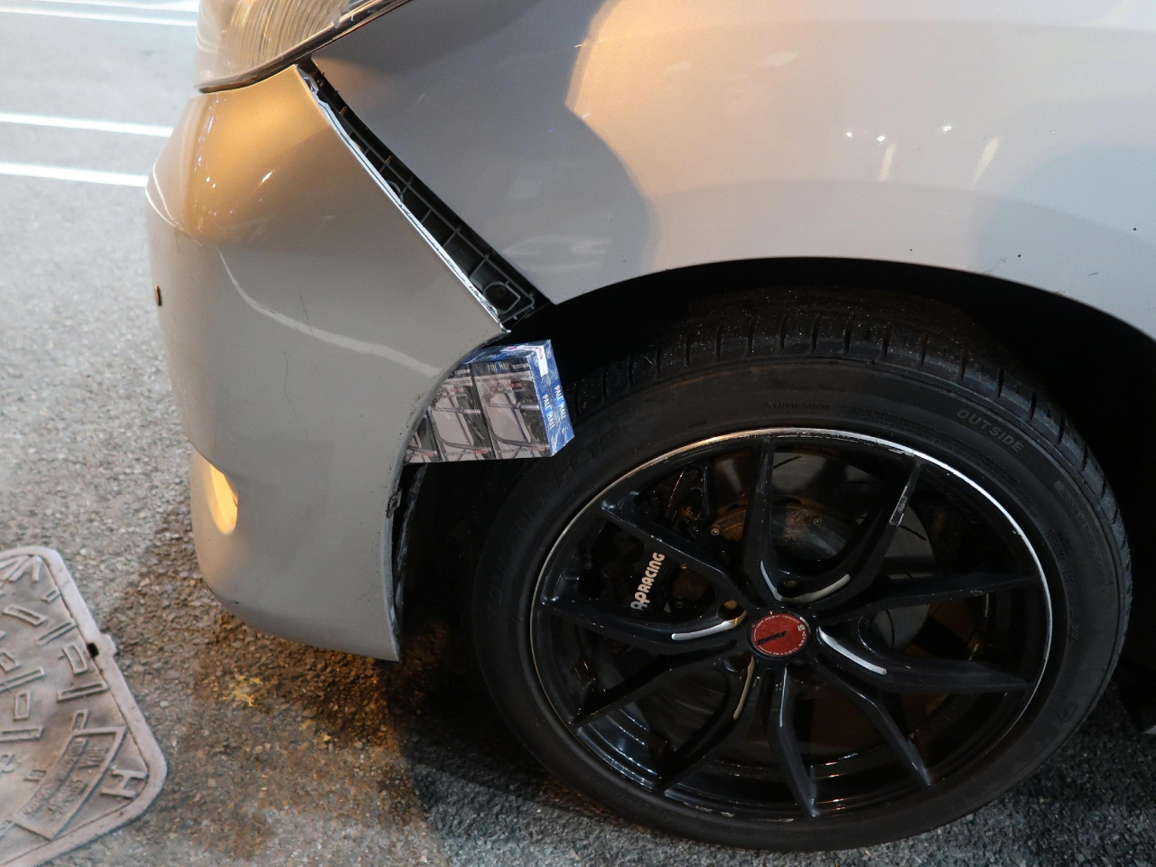 一名男子因利用跨境私家車進口未完稅香煙，圖示藏於私家車的車頭泵把內的未完稅香煙。(政府新聞處)