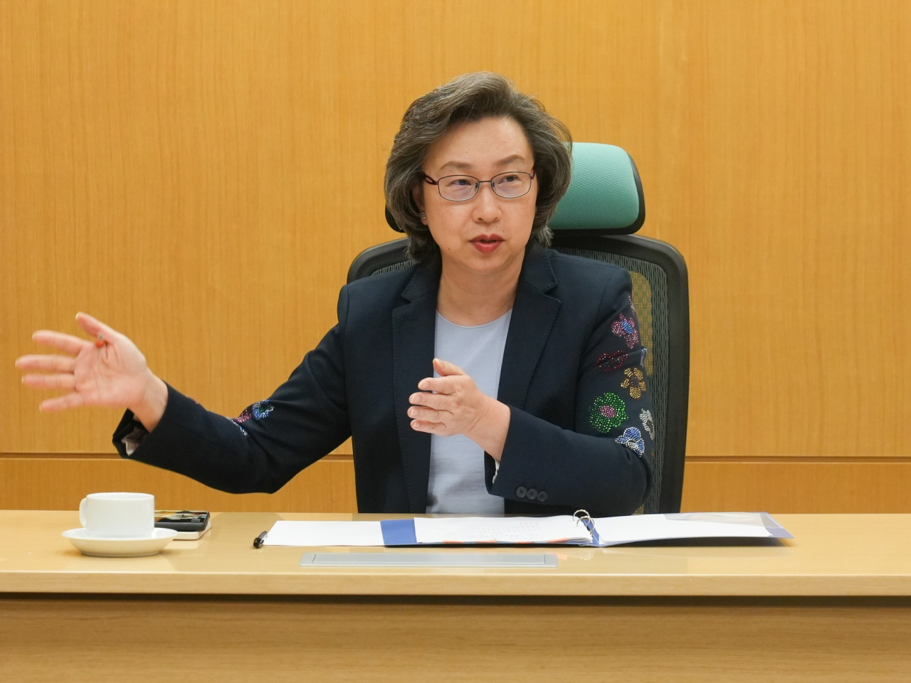 楊何蓓茵明日率領超過20名常任秘書長及部門首長前往北京和成都，參加研修課程並進行考察。（楊何蓓茵社交平台圖片）