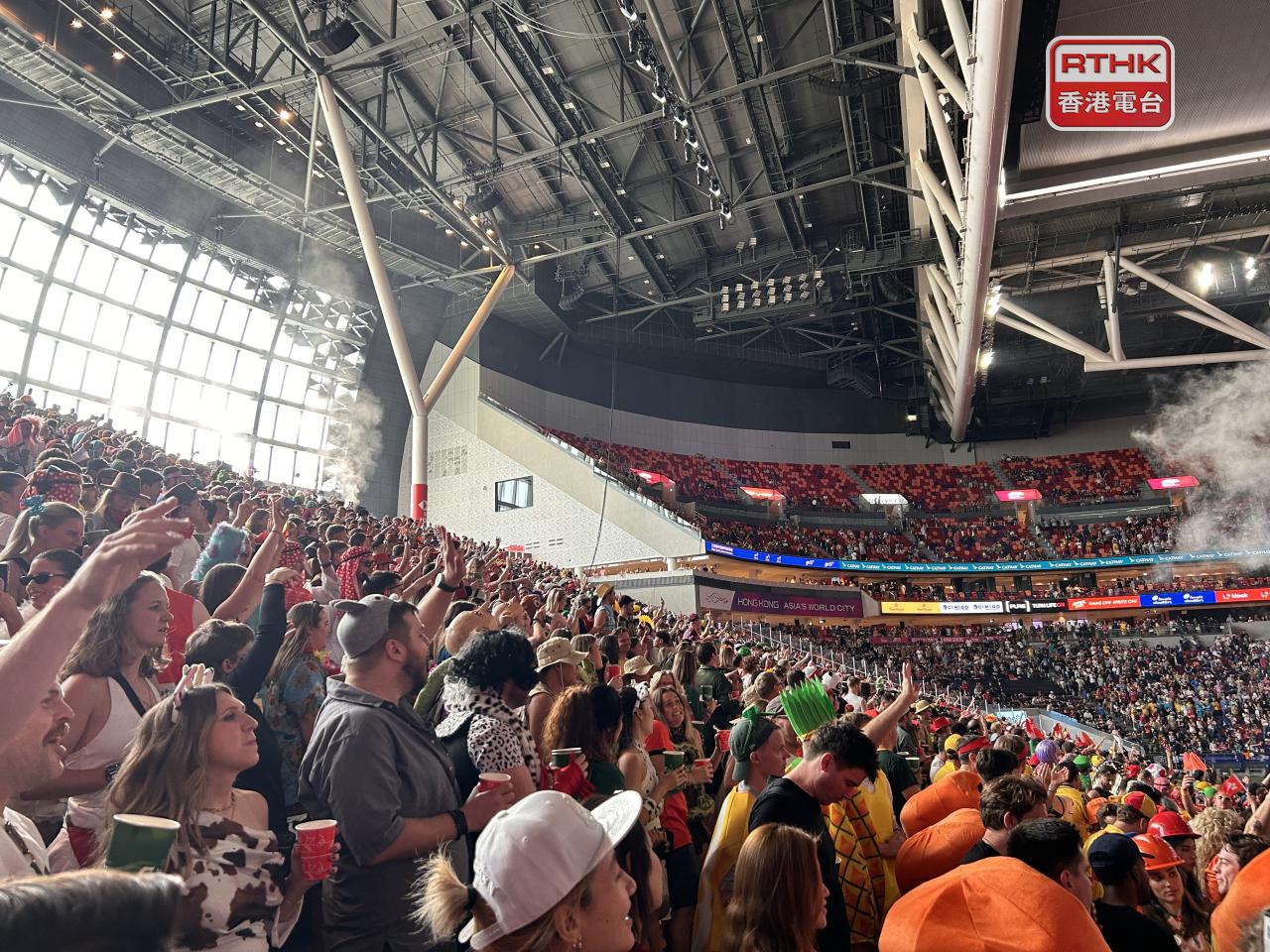 啟德體育園主場館南看台座無虛席。(林漢山攝)