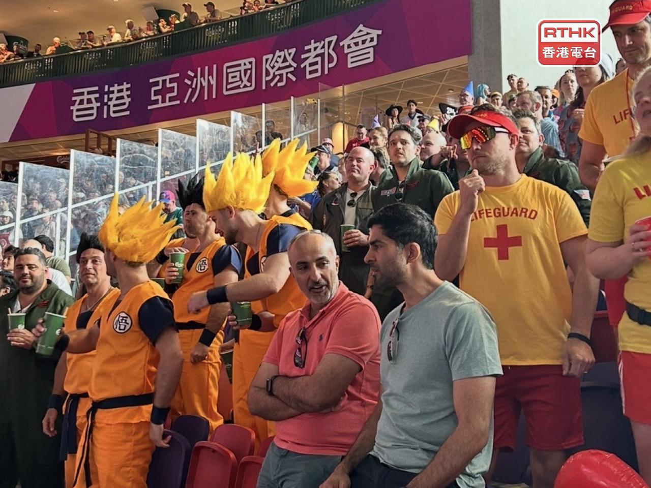 觀眾悉心打扮，以各式各樣的造型，入場觀看香港國際七人欖球賽。(林漢山攝)