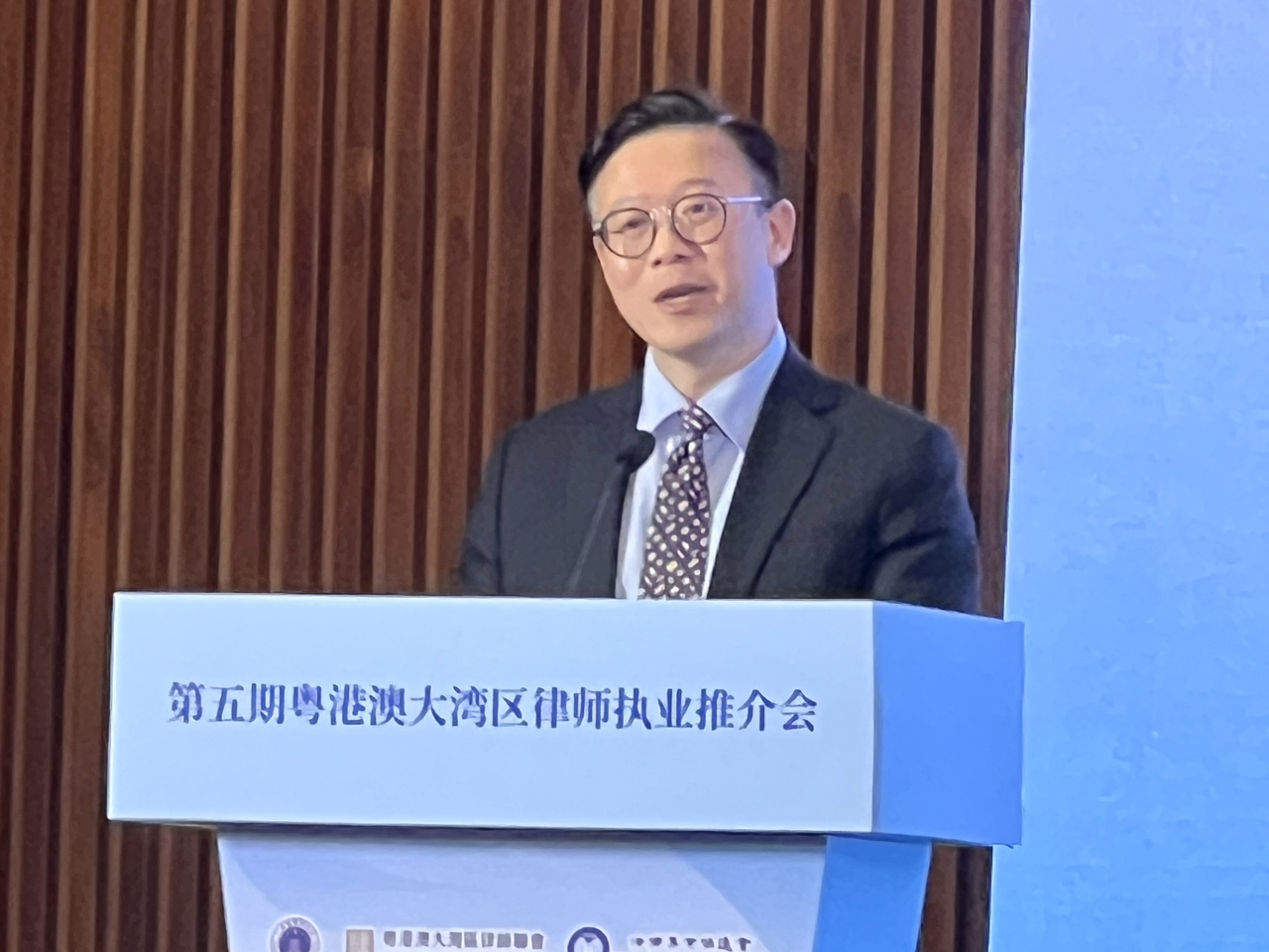 張國鈞表示，大灣區律師試點期將於今年10月屆滿，律政司正與內地相關部委積極聯繫，進一步推進大灣區律師執業工作。(政府新聞處)