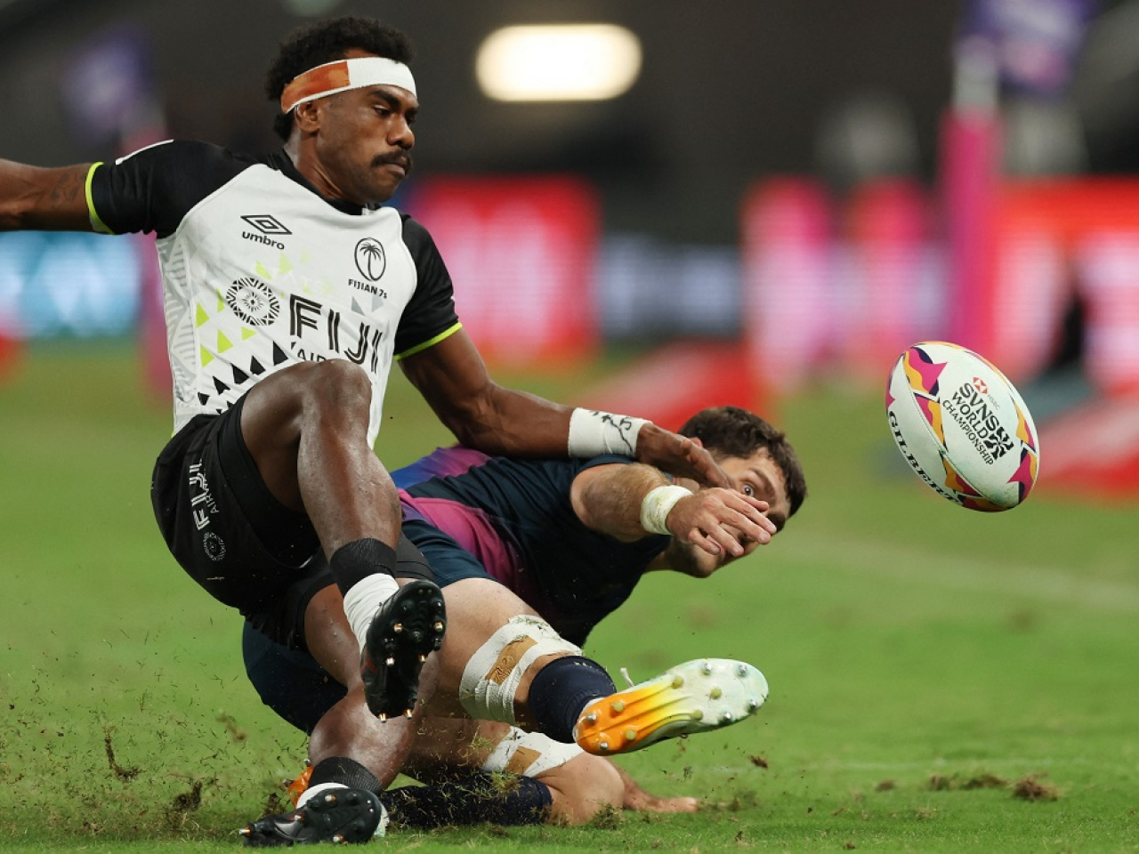 Argentina's Santiago Alvarez in action with Fiji's Tomasi Vuluma. Photo: Reuters